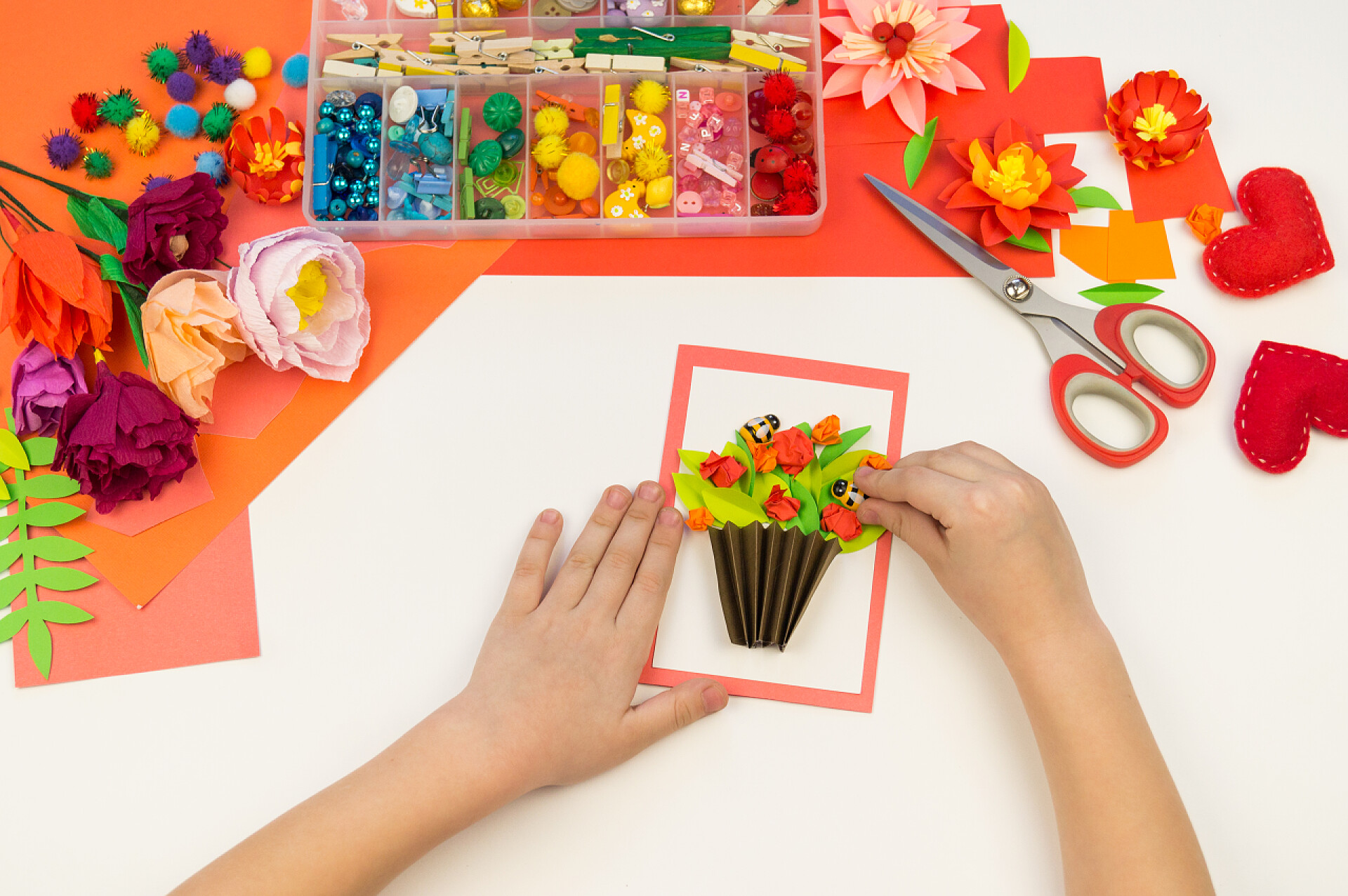 在白色桌子上一个孩子在做母亲节贺卡孩子使明信片平躺着。给母亲的礼物在3月8日度假.