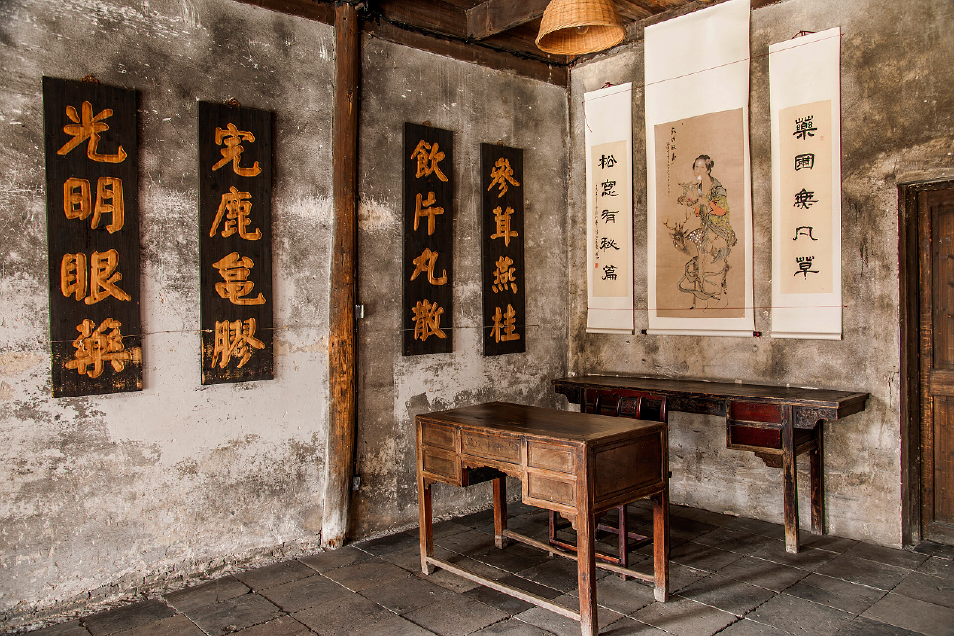 一间挂有书法和画作的草堂浙江嘉兴乌镇东大门香山堂药店