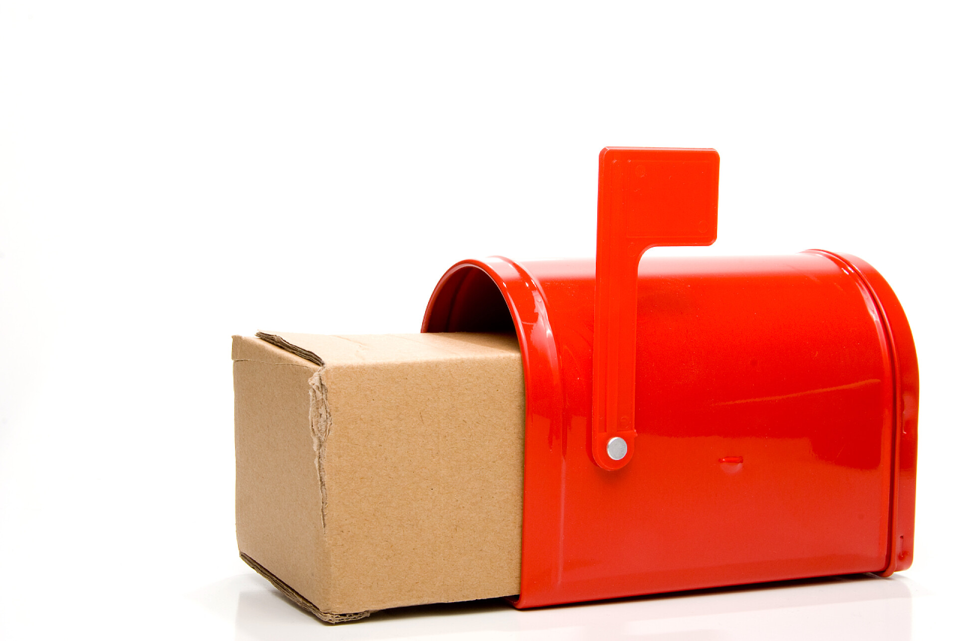 白色背景上的邮箱中的包裹包包件