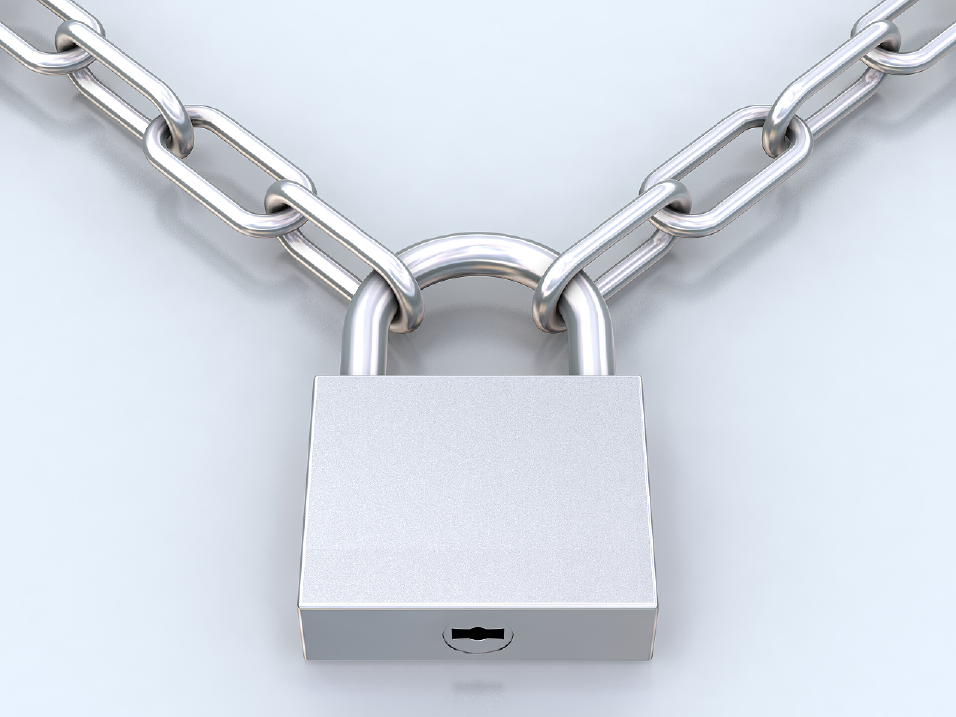 白色背景上用锁锁住的铁链链和闭合的挂锁