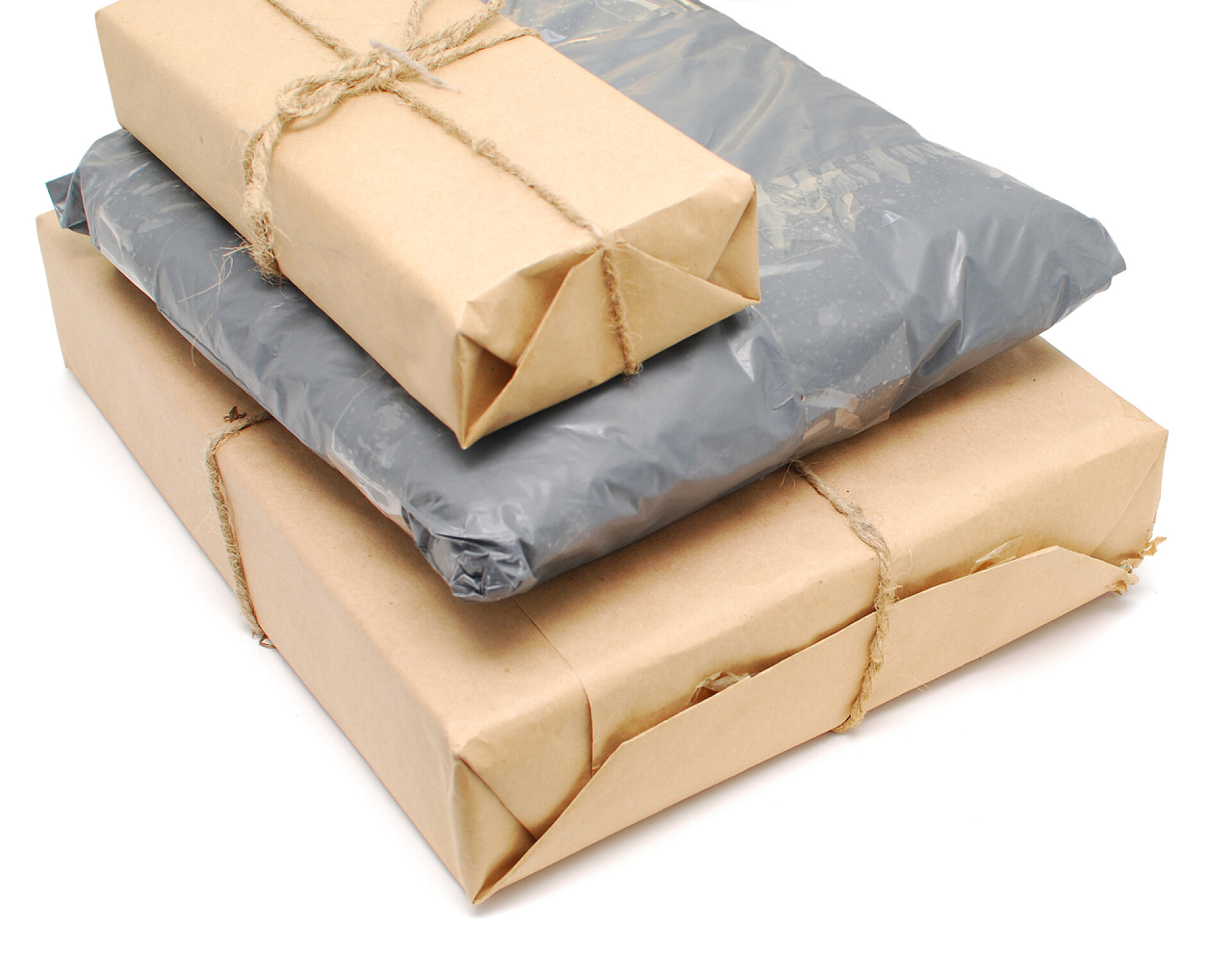 白色背景上的黄色快递和灰色快递装运箱