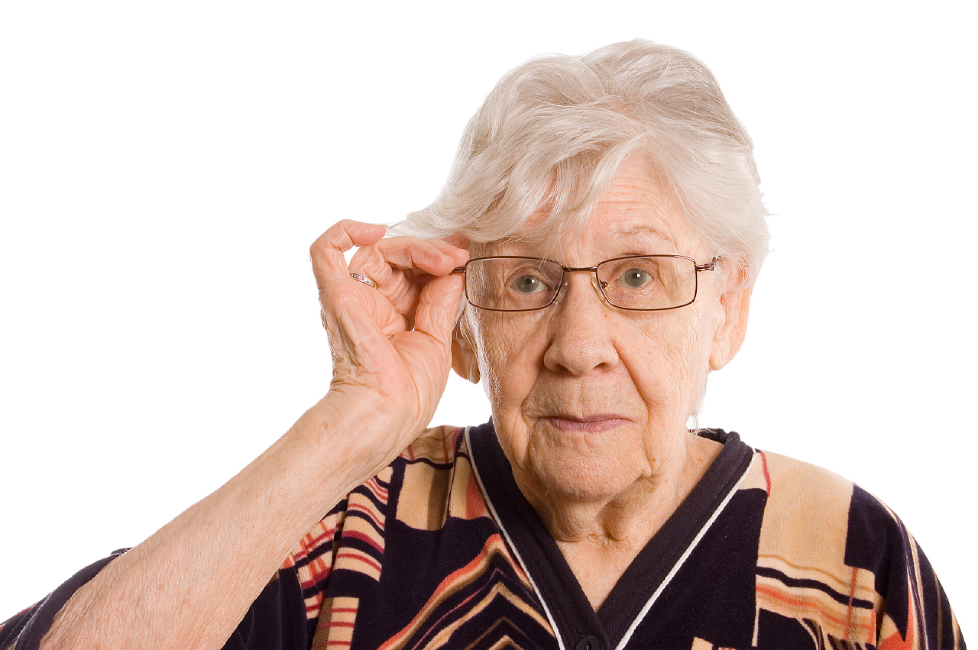 白色背景上手扶眼镜的老奶奶孤立在白色的老女人的画像