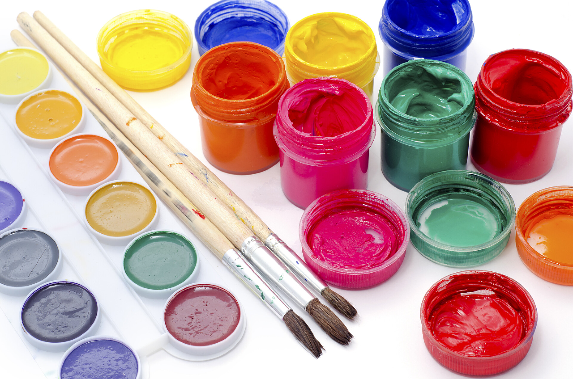 白色背景上各种各样的颜料和毛笔油漆和刷子