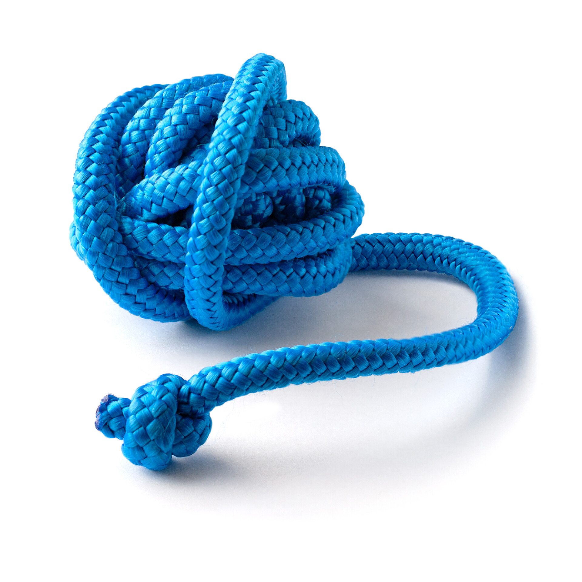 白色背景上一团蓝色绳子蓝色体操绳球