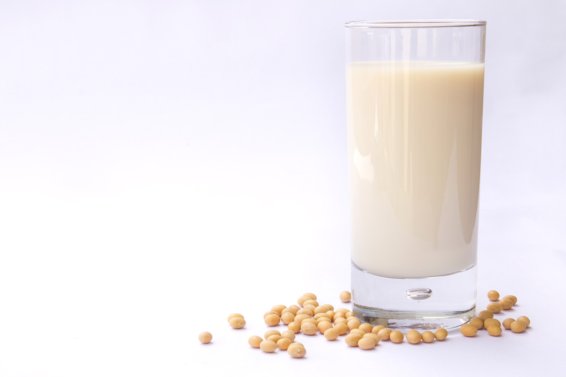 白色背景中一杯新鲜的豆浆豆浆