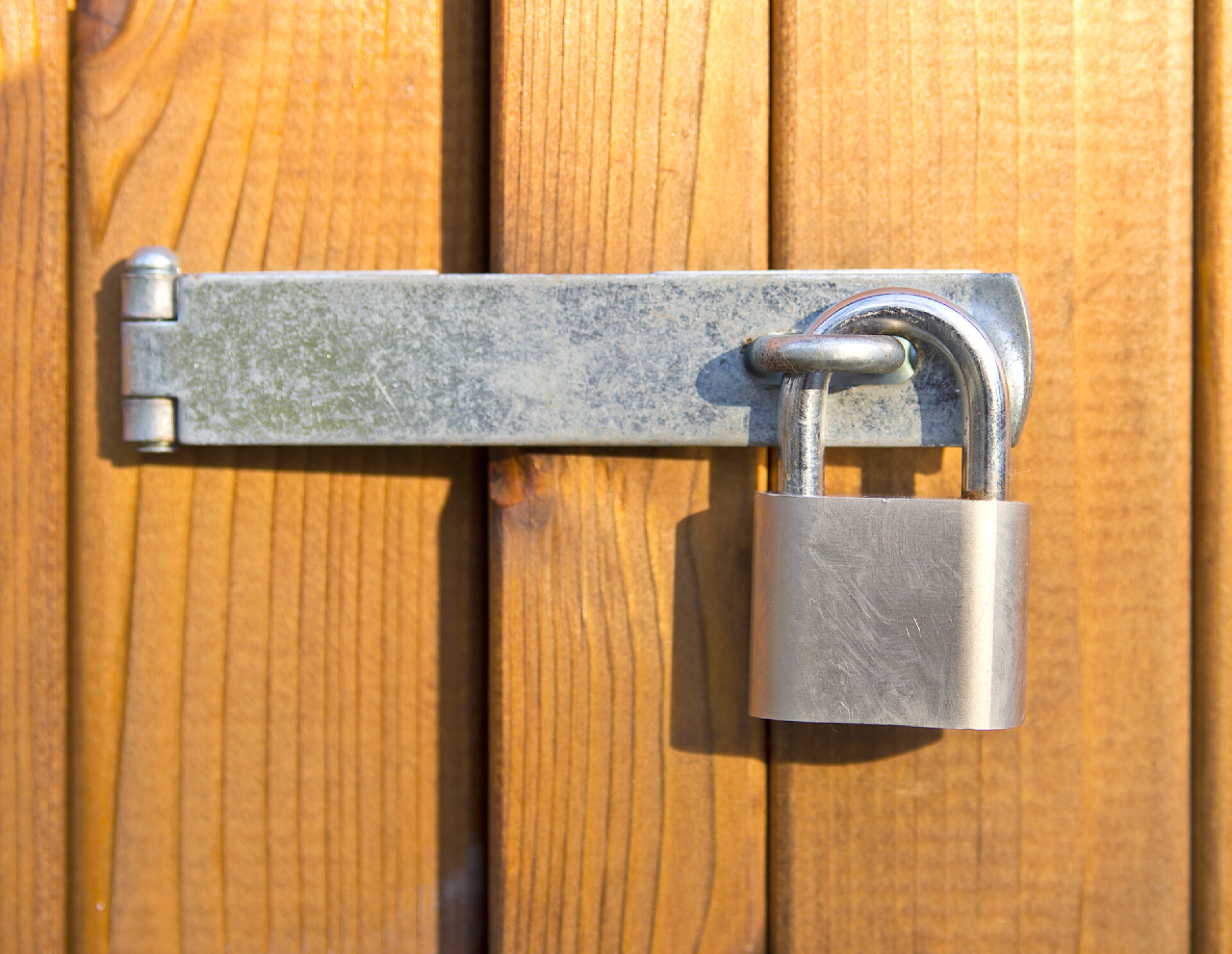 木门上挂着一把银色的锁挂锁