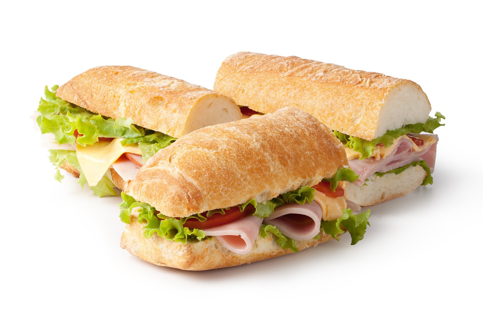 夹着熏肉和蔬菜的三明治三明治