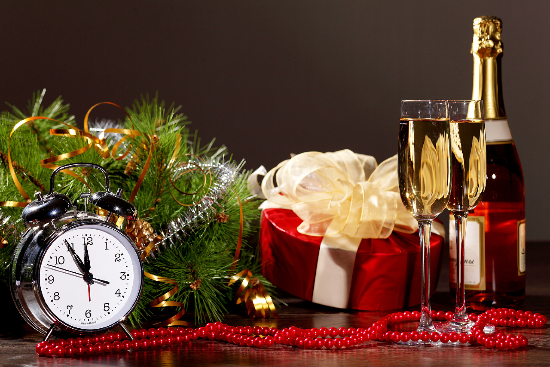 桌子上放满了新年礼物新年派对上喝的香槟