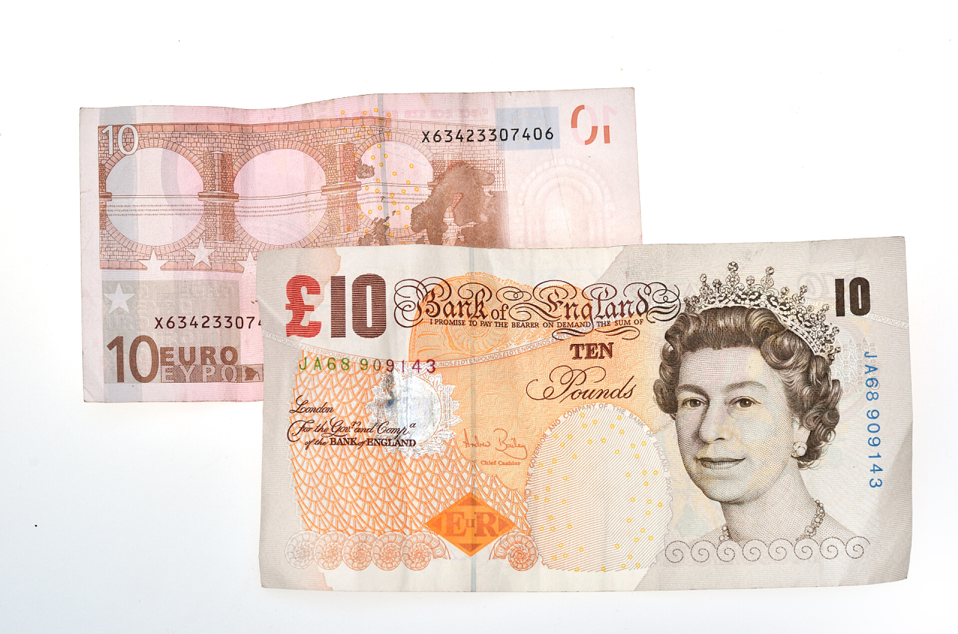 白色背景中欧元纸币特写在欧元十磅