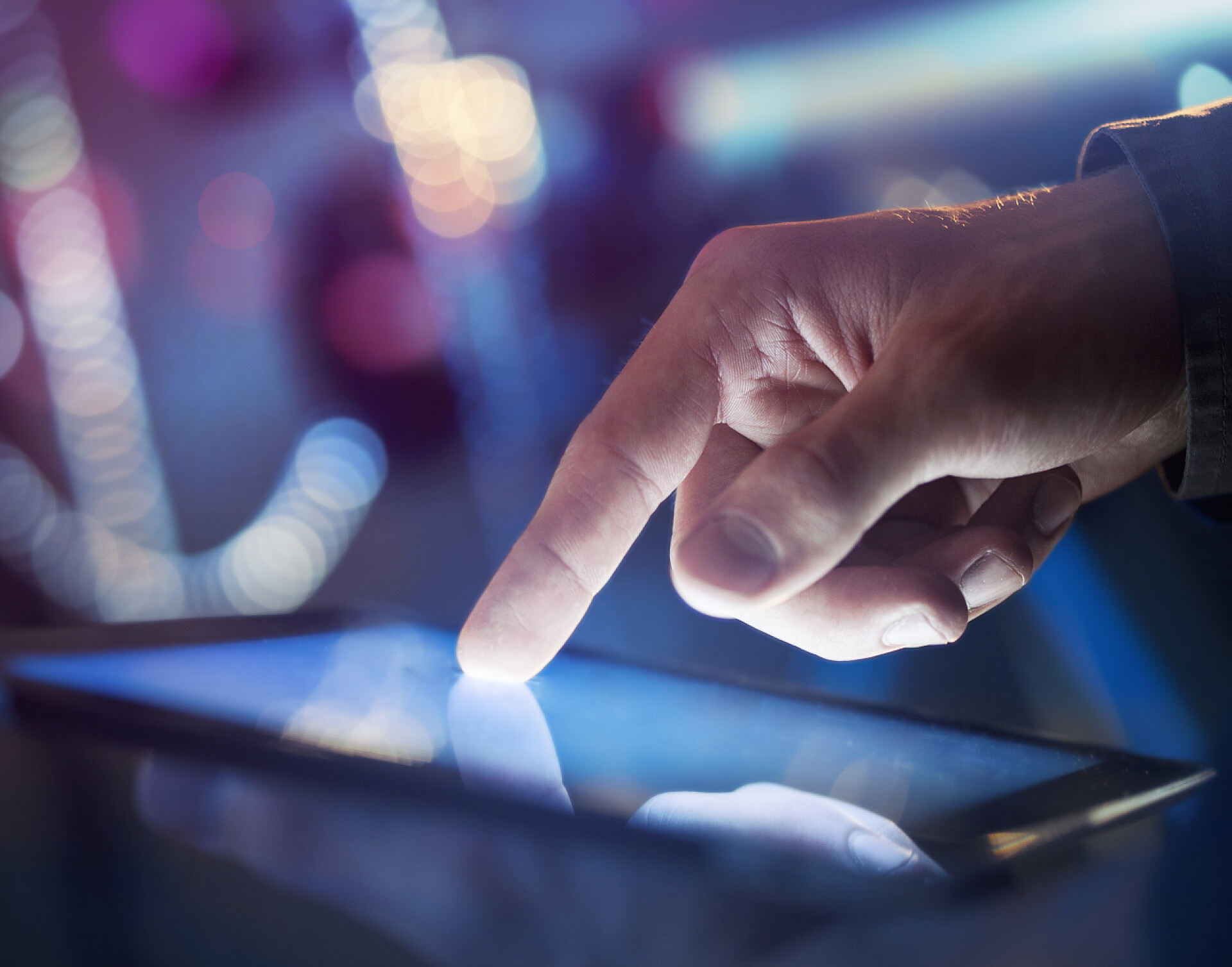 模糊背景下手指触摸屏幕数字表