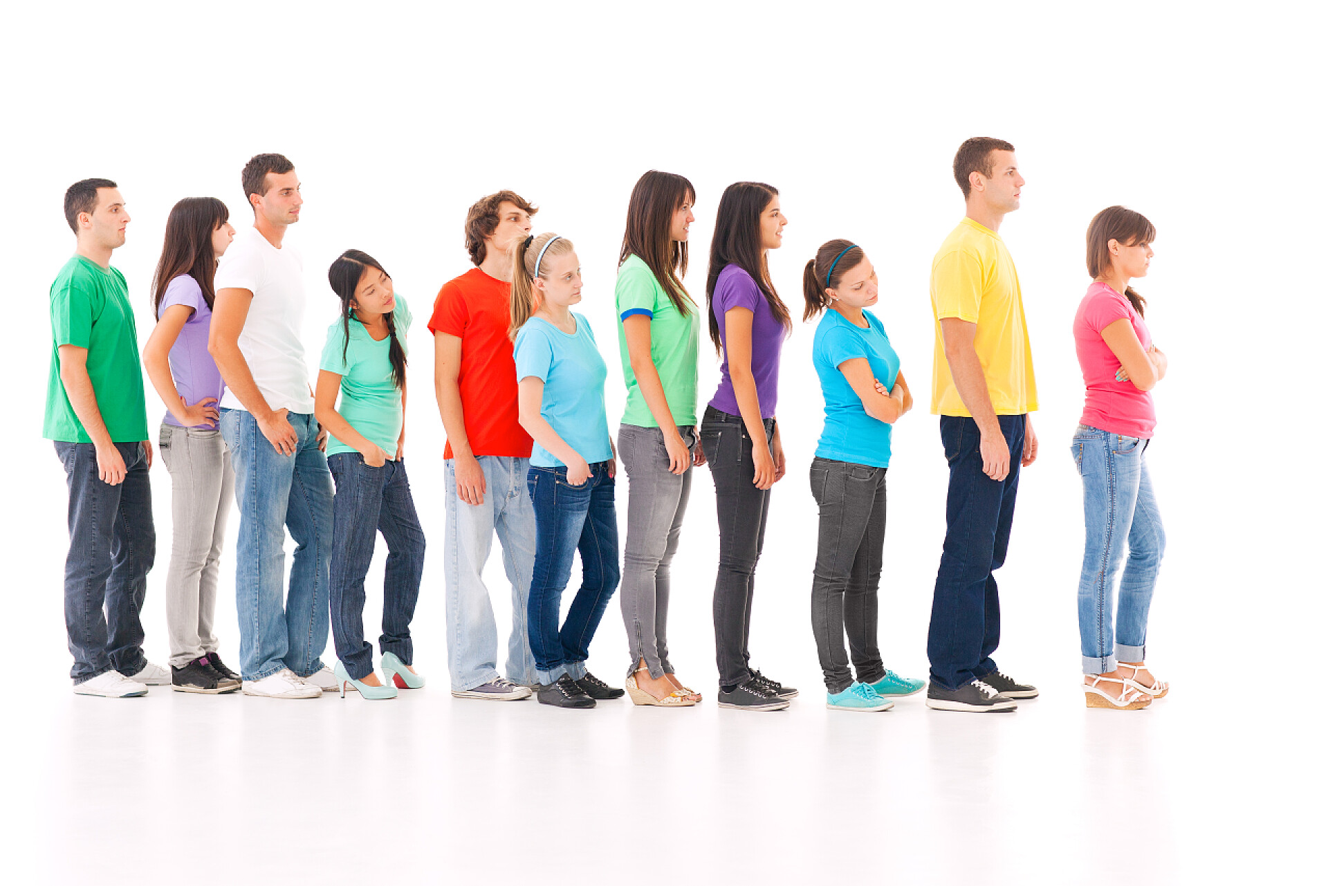 白色背景上一群正在排队的人在队列中