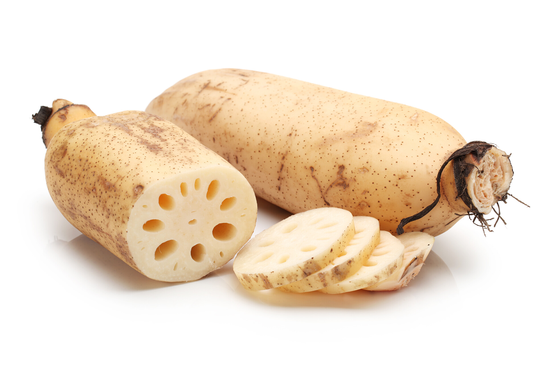 白色背景上的莲藕莲根在白色背景上