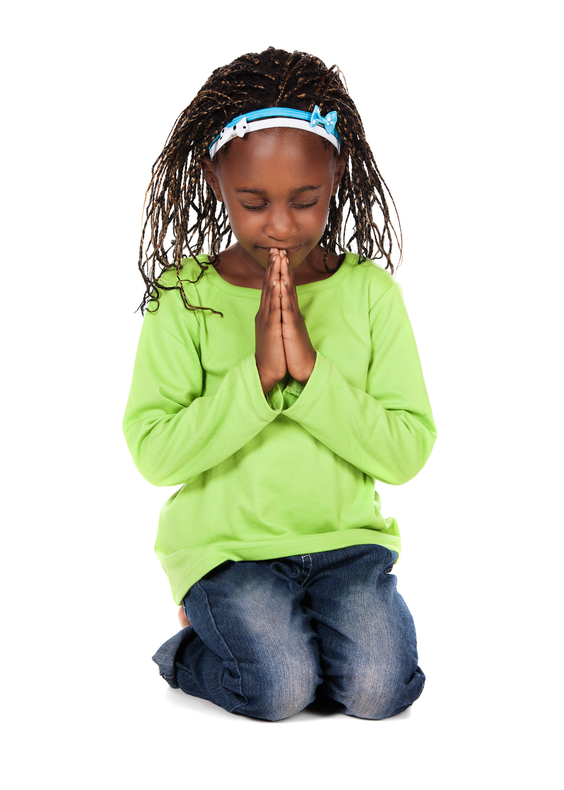 白色背景上跪着的非洲小女孩可爱的非洲女孩