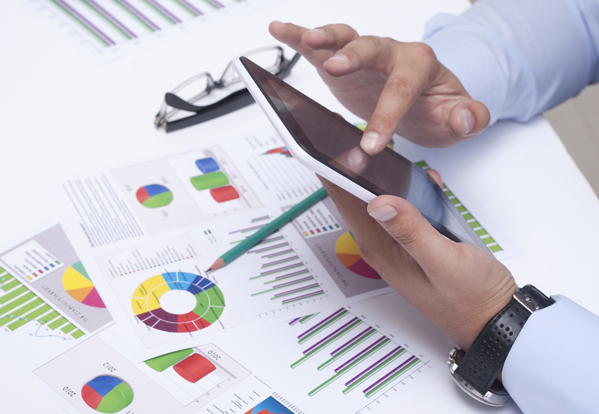 财务工作者看报表计算价格办公室的工作