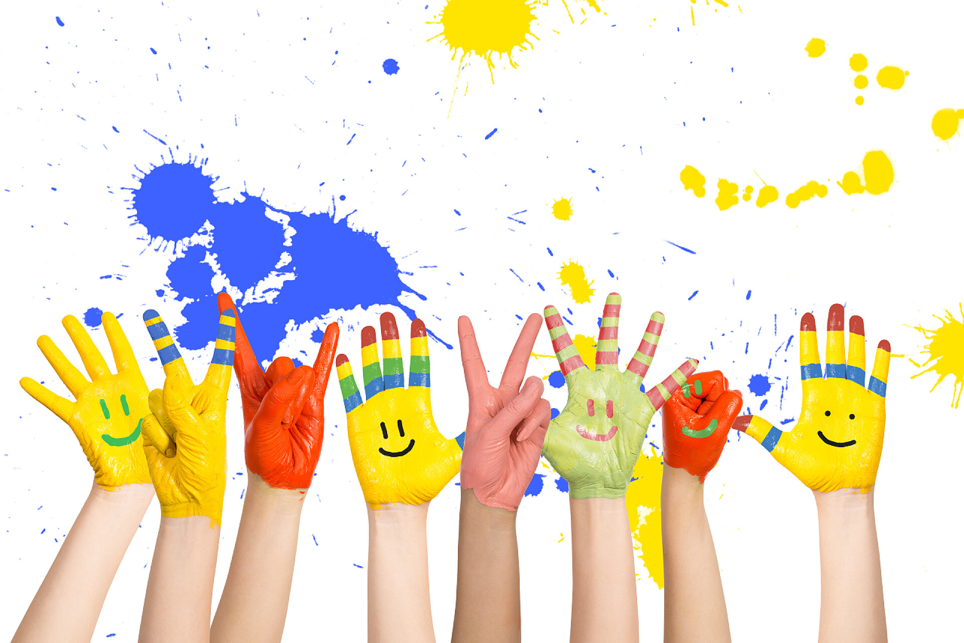 白色背景上各种彩色手势彩绘的儿童手