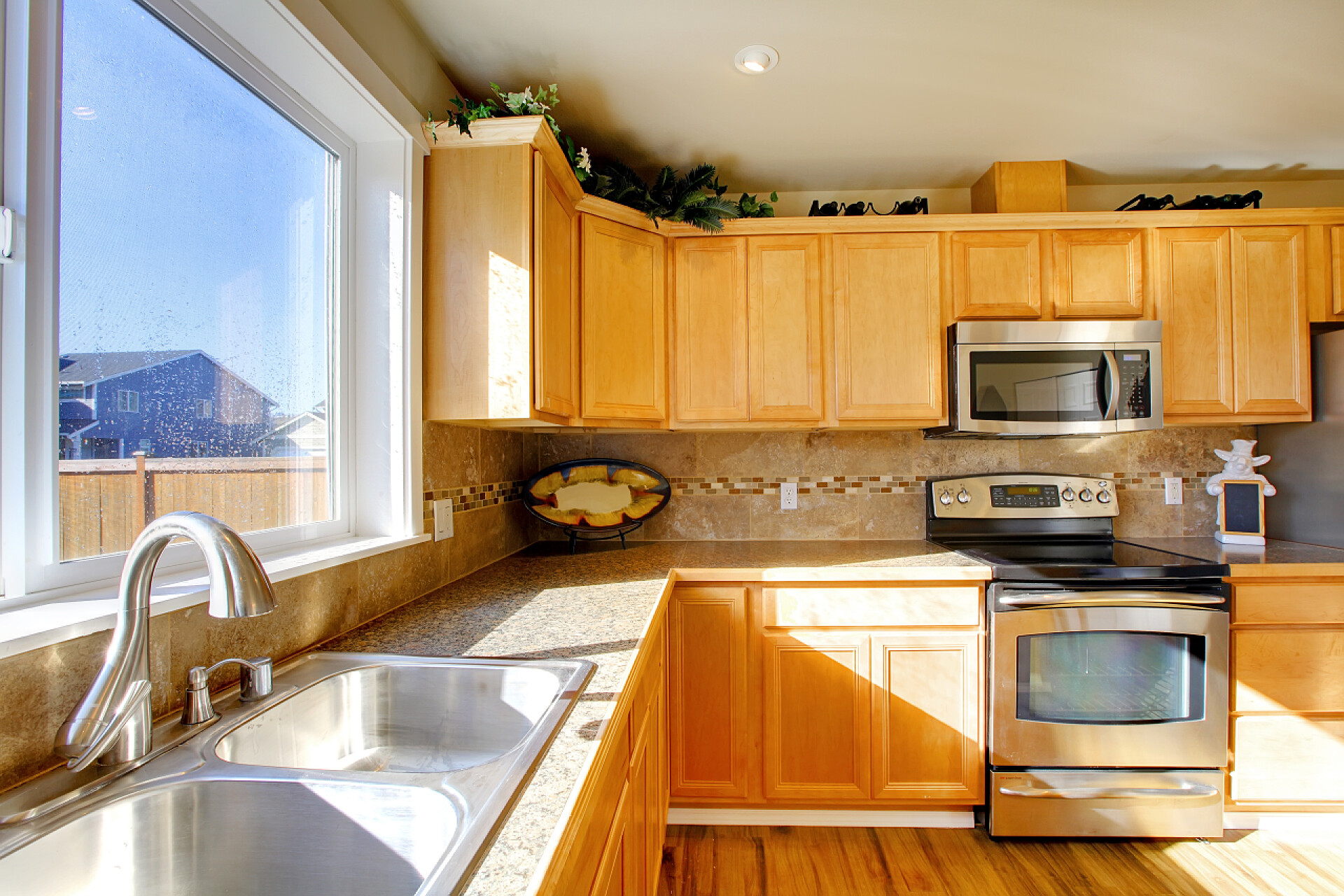 配备木制橱柜的厨房舒适的大厨房的房间