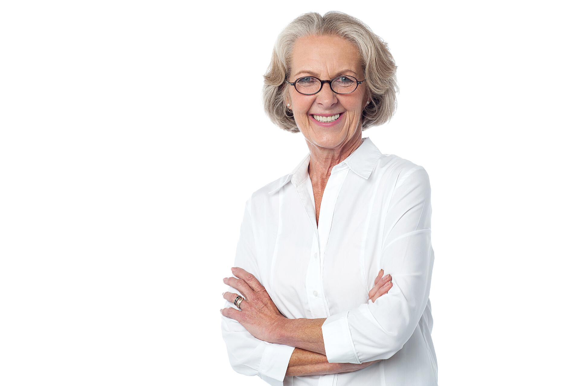 白色背景上的老太太笑容可掬的老太太，双臂交叉的肖像