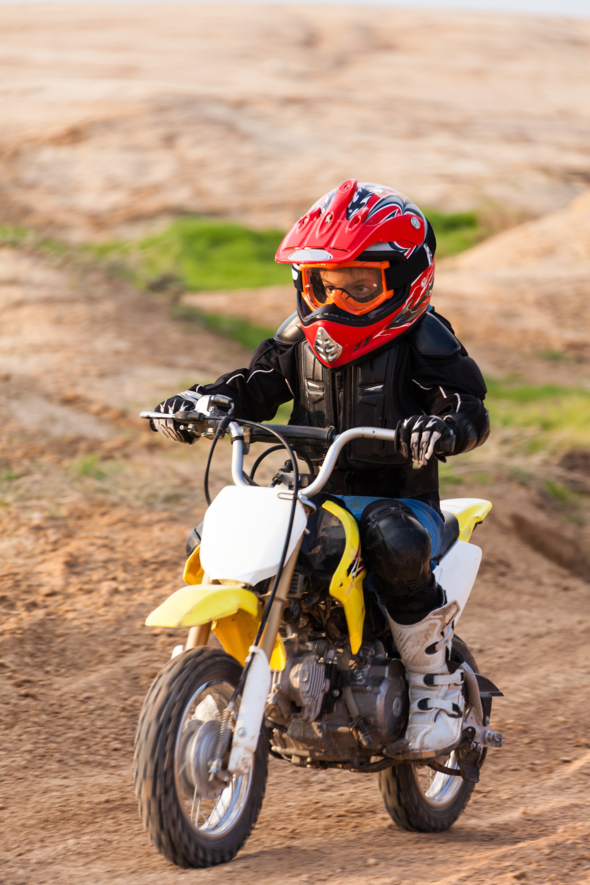 一个男孩骑着摩托车在沙漠中一个男孩赛车的肖像