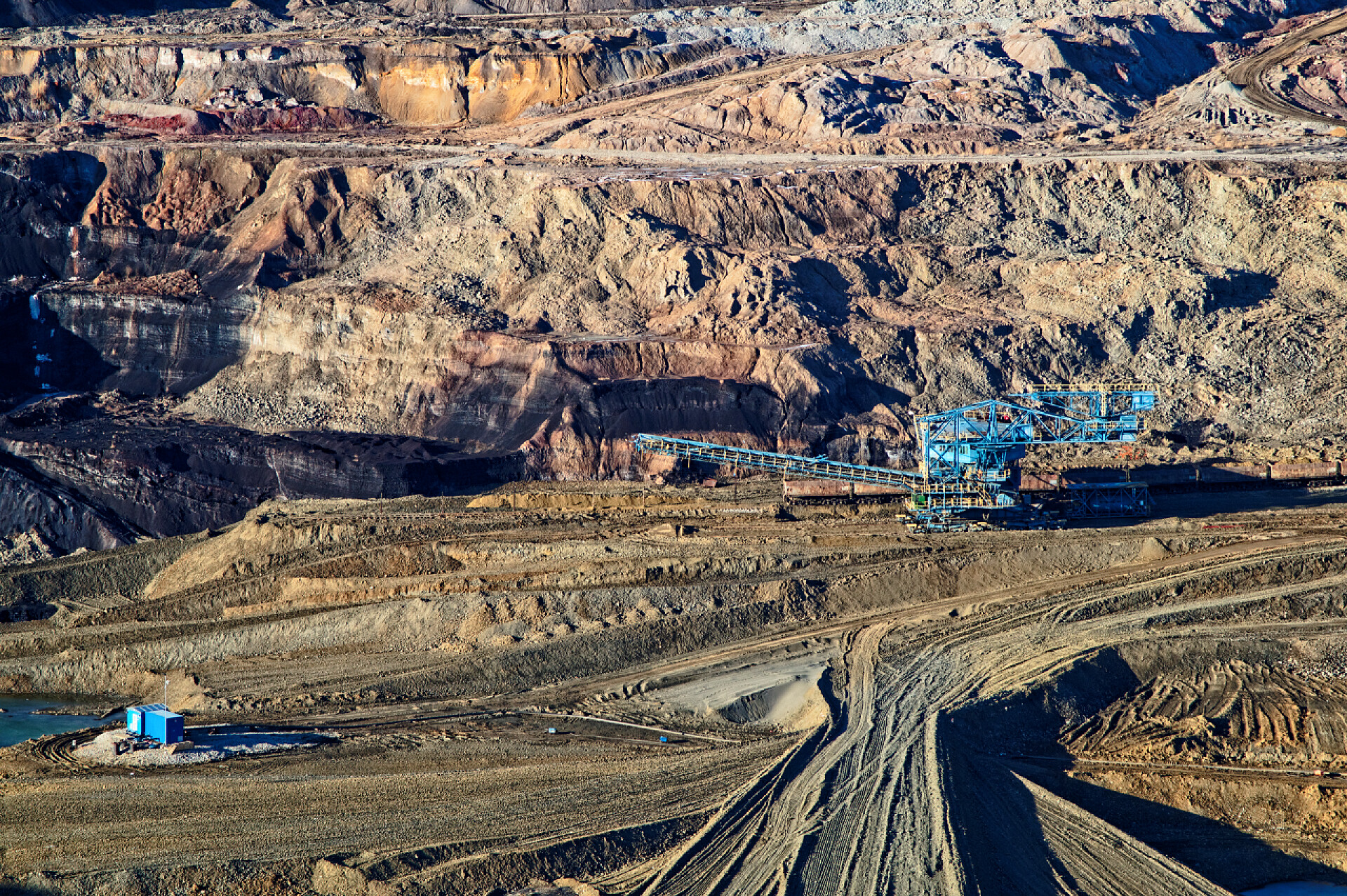 露天的矿山在墙上露天矿山，矿业巨头机