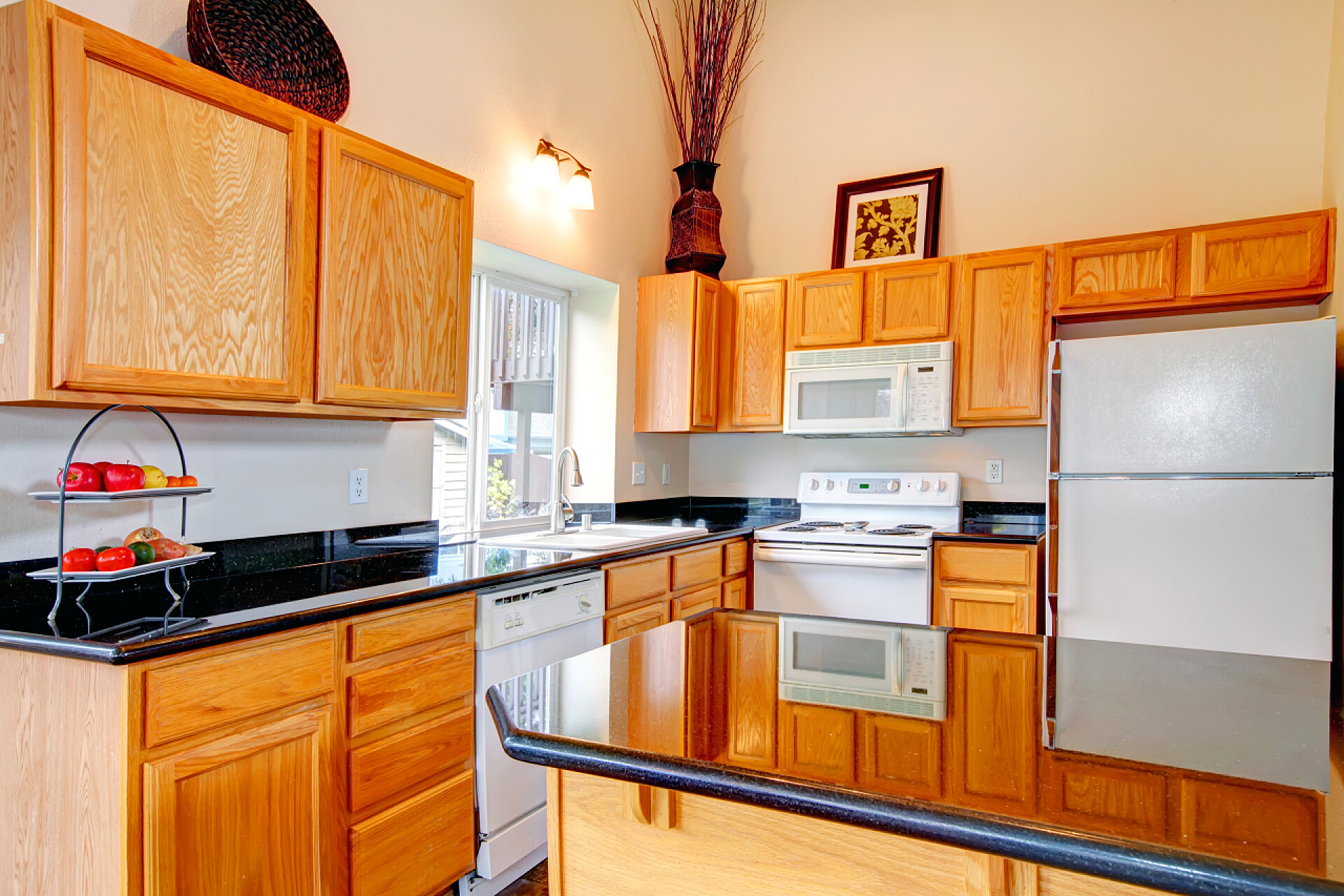 装满木质橱柜的厨房明亮舒适的厨房的房间