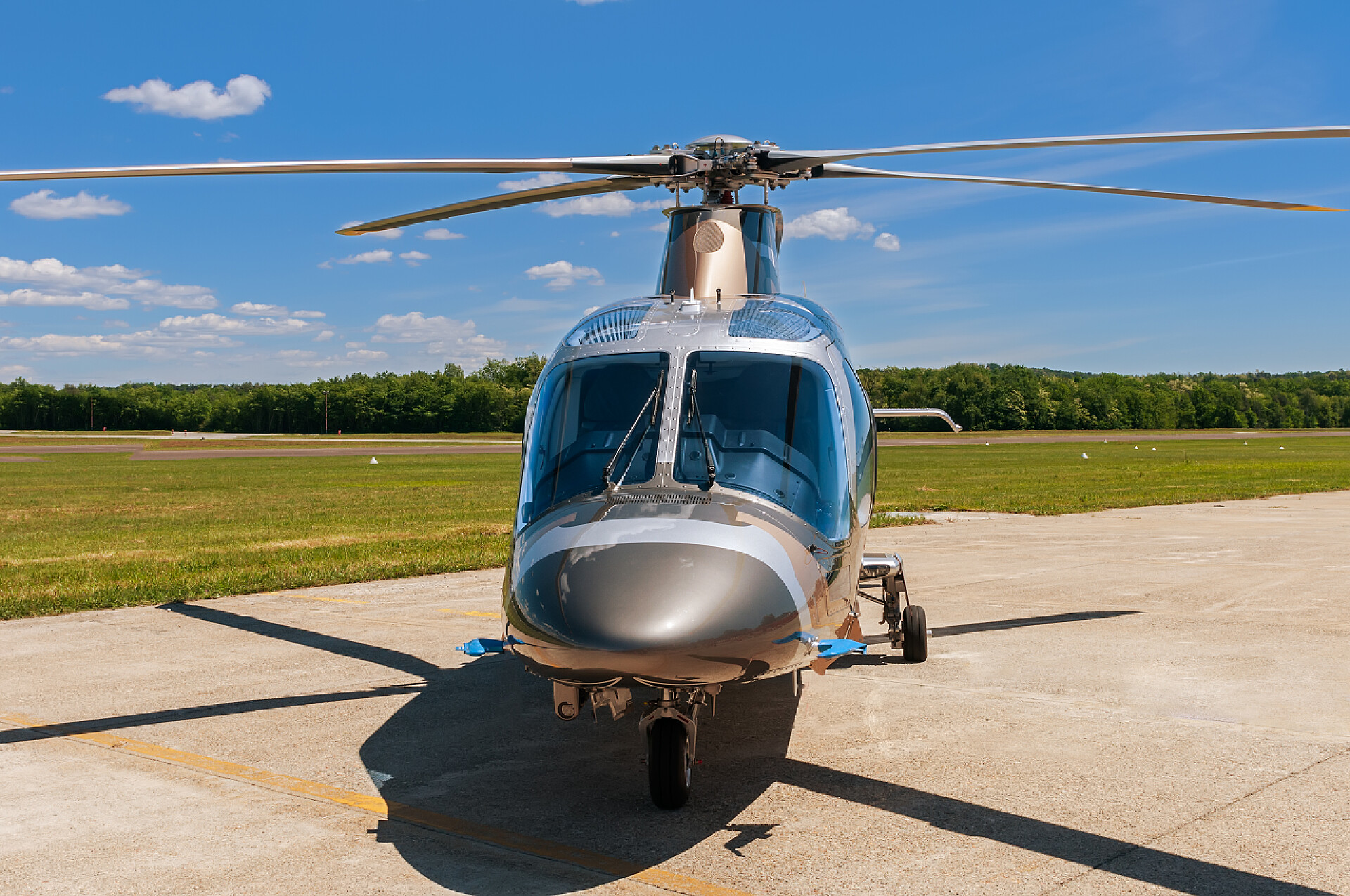 停机坪的一架直升机直升机停机坪