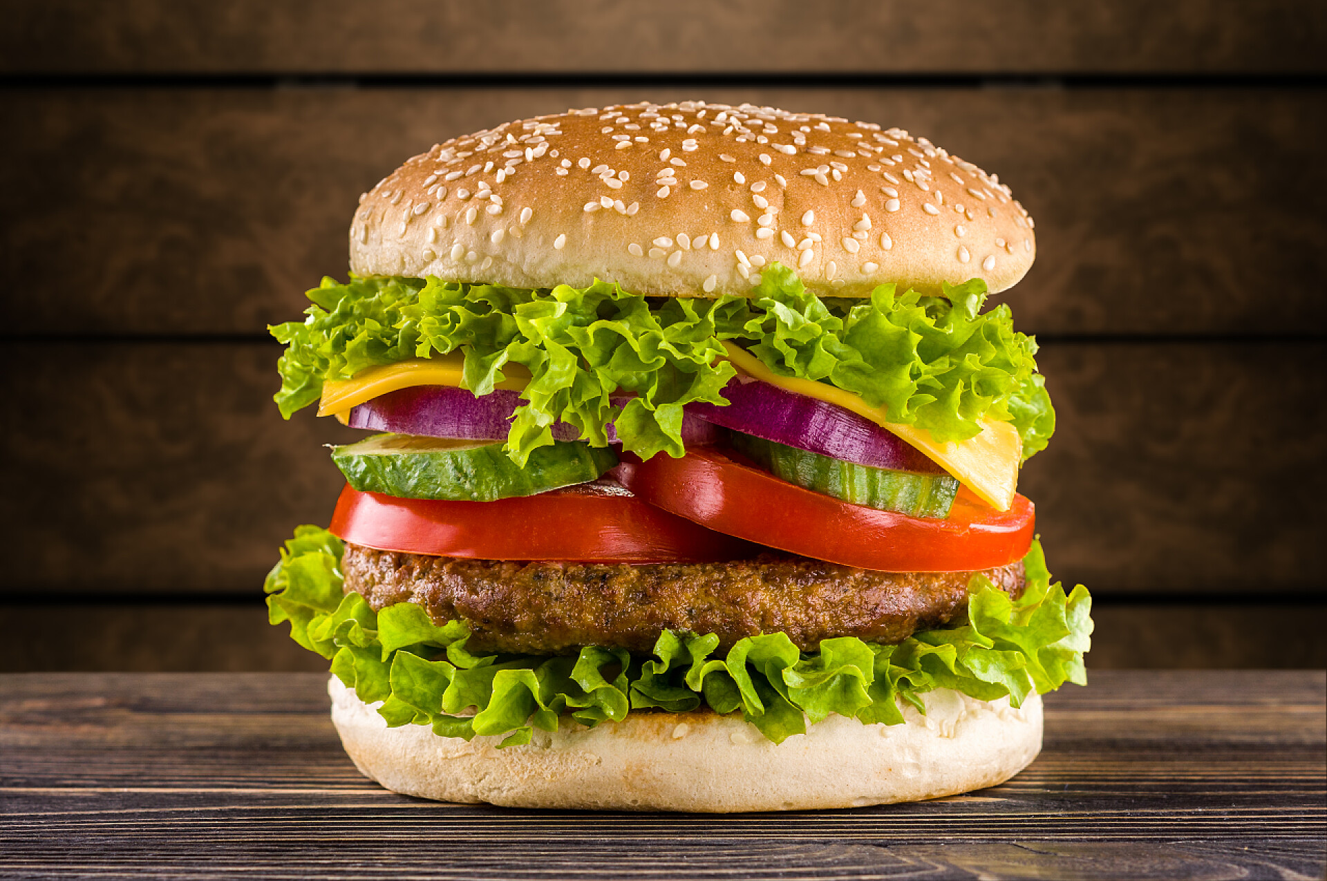 木制桌子上的自制汉堡包木制桌子上的自制汉堡包