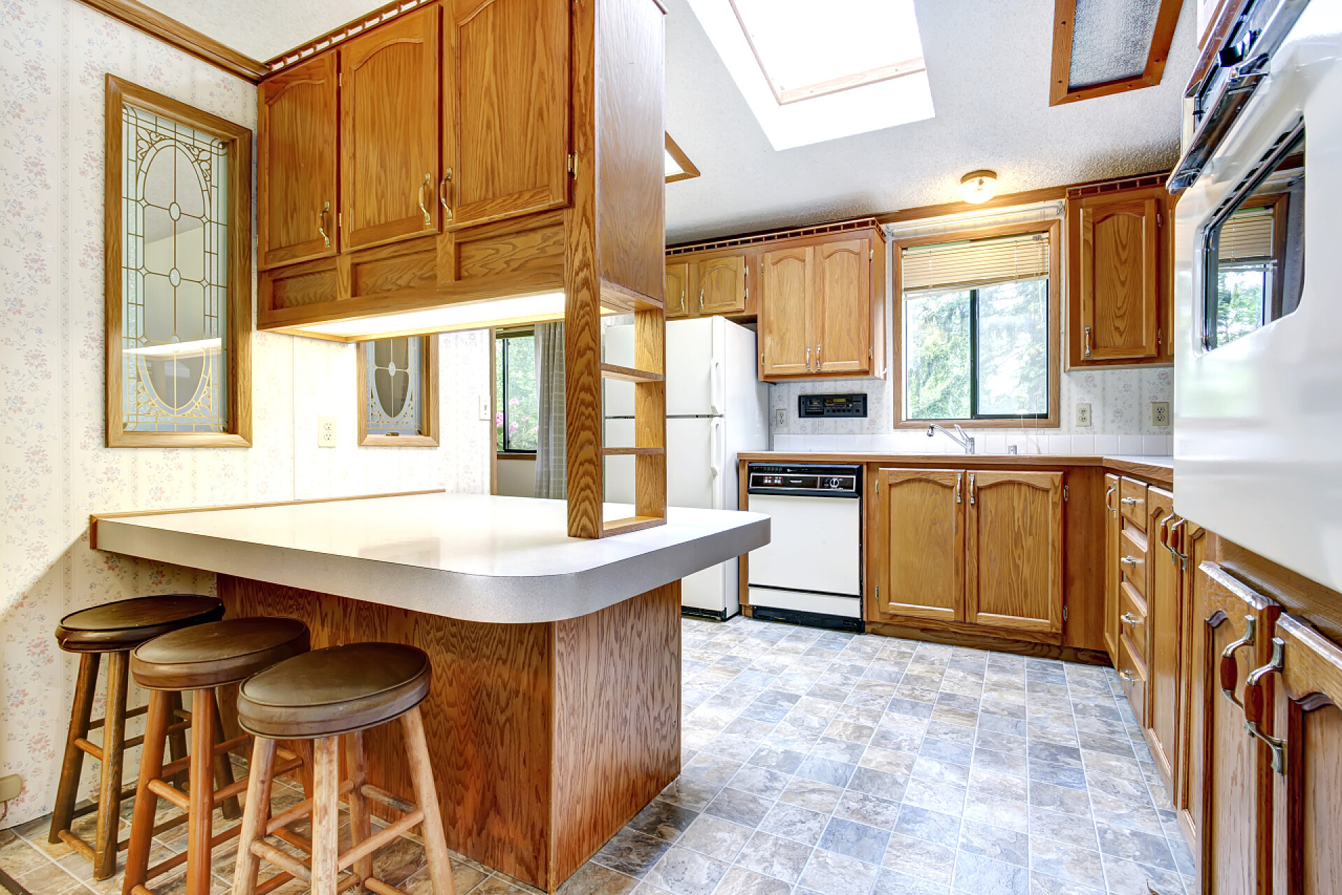 装木质橱柜的厨房农舍的厨房里.  