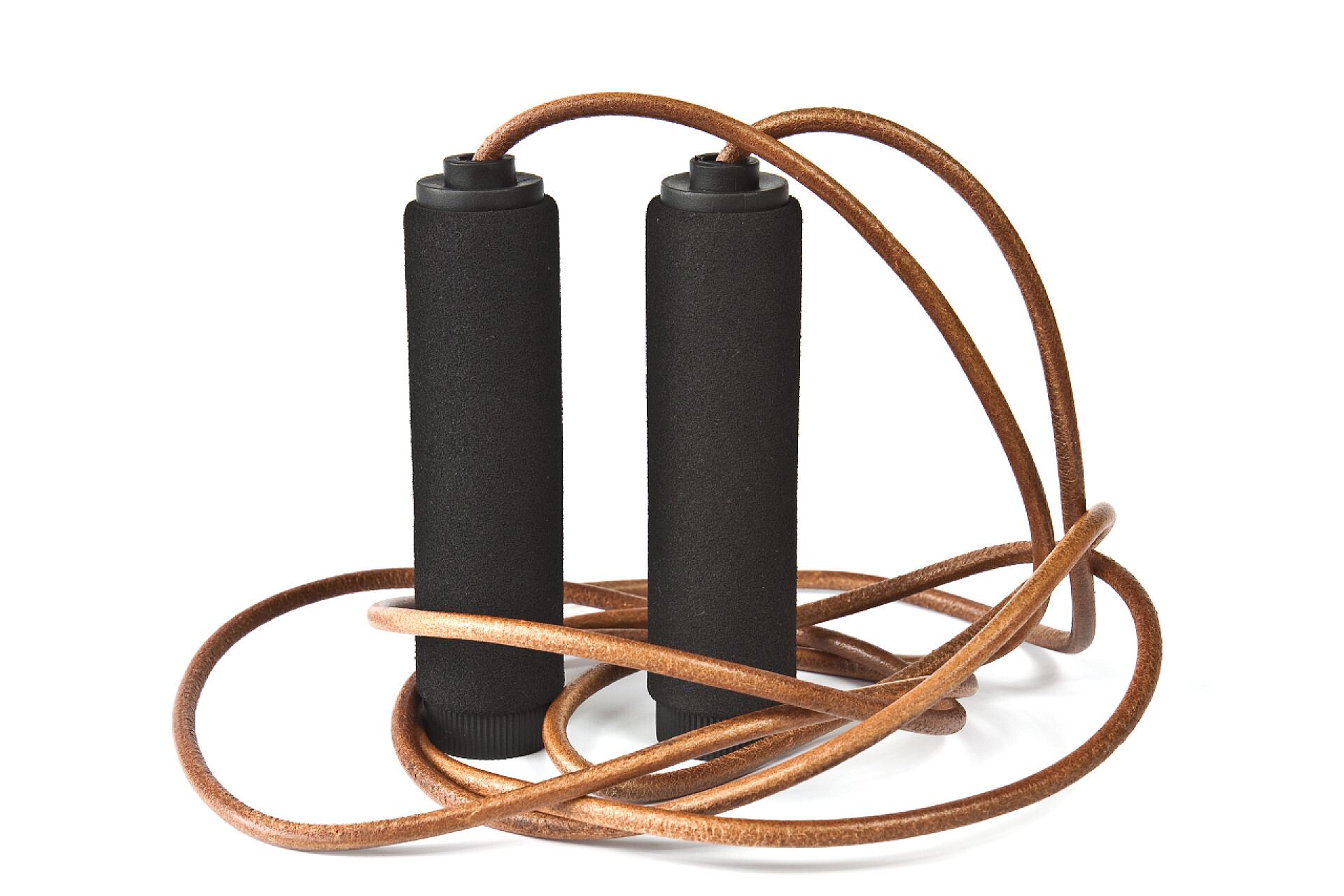 白色背景上的充电桩跳绳的有氧运动