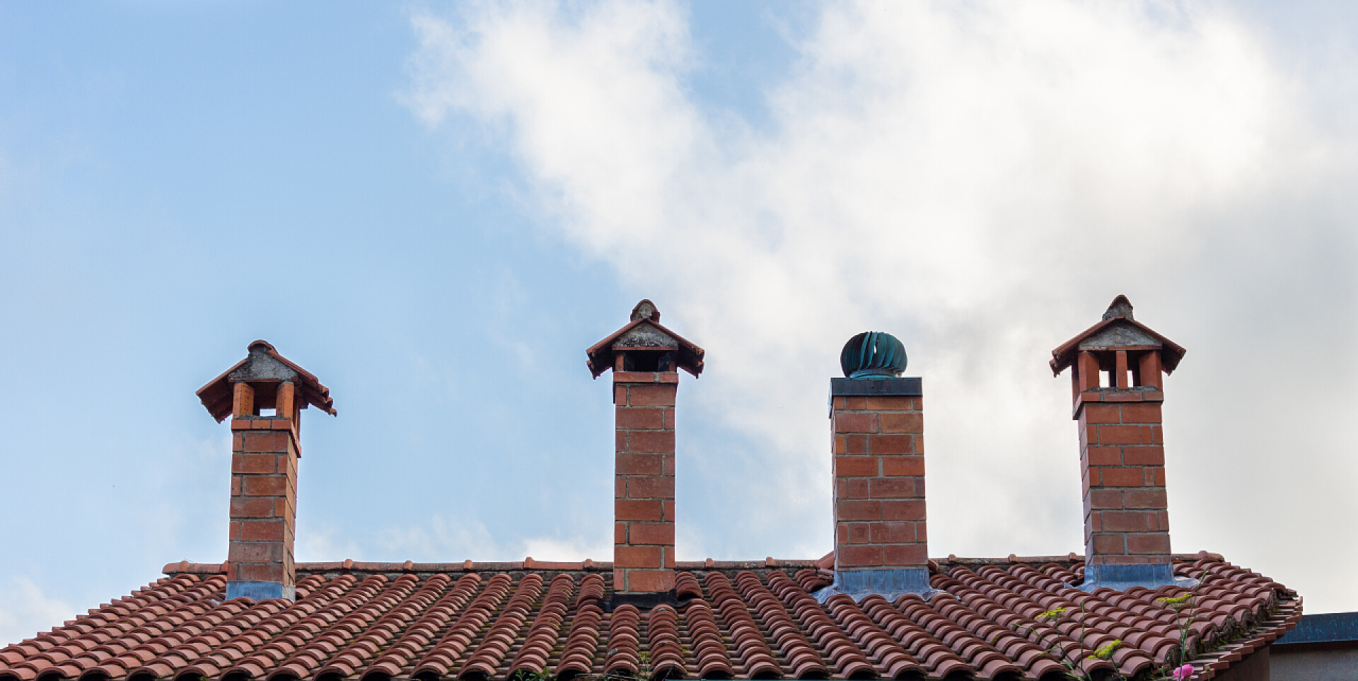 蓝天白云下的房屋的烟囱烟囱