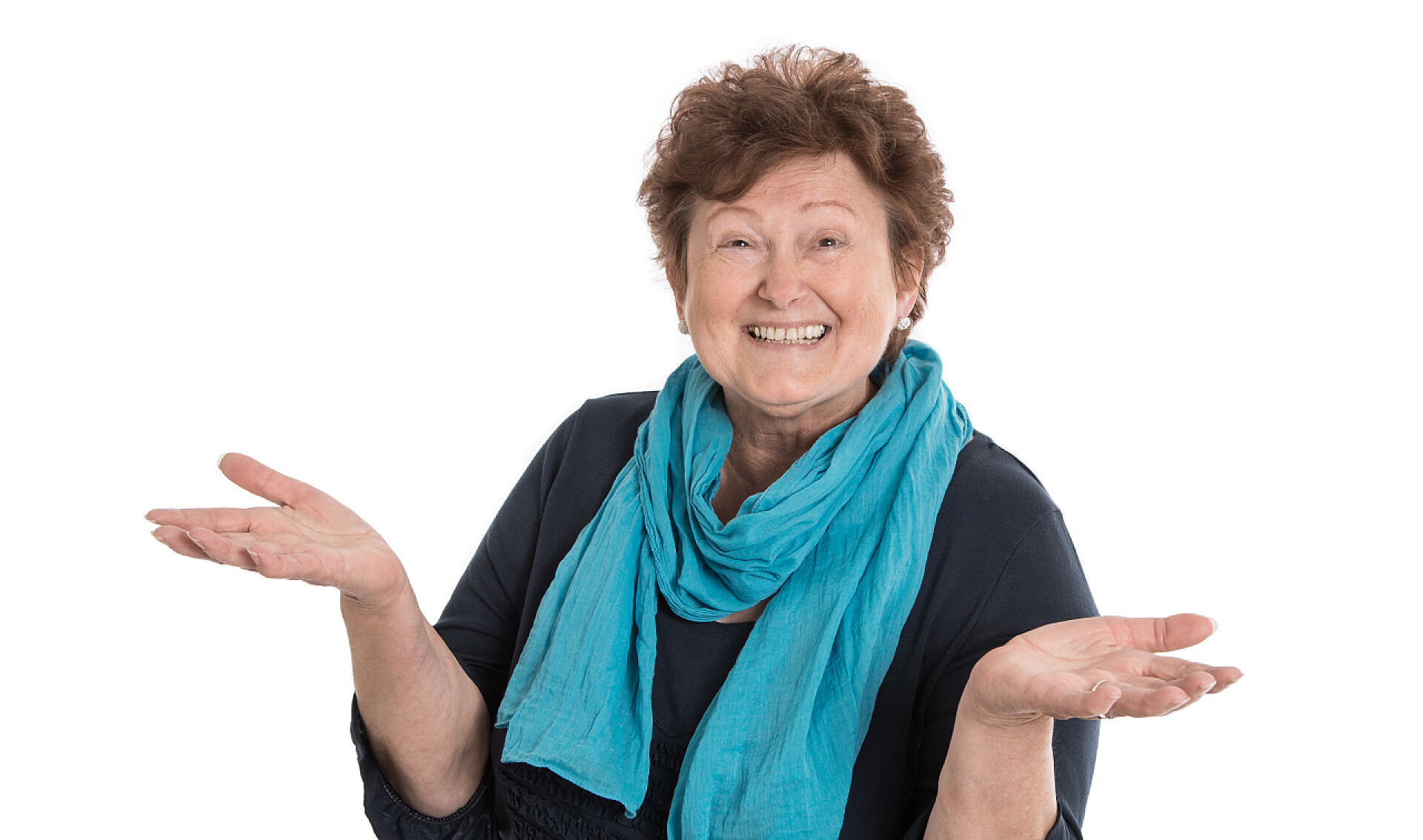 白色背景上张开双手微笑的女士孤立快乐高级女人穿着蓝色的围巾呈现以 h