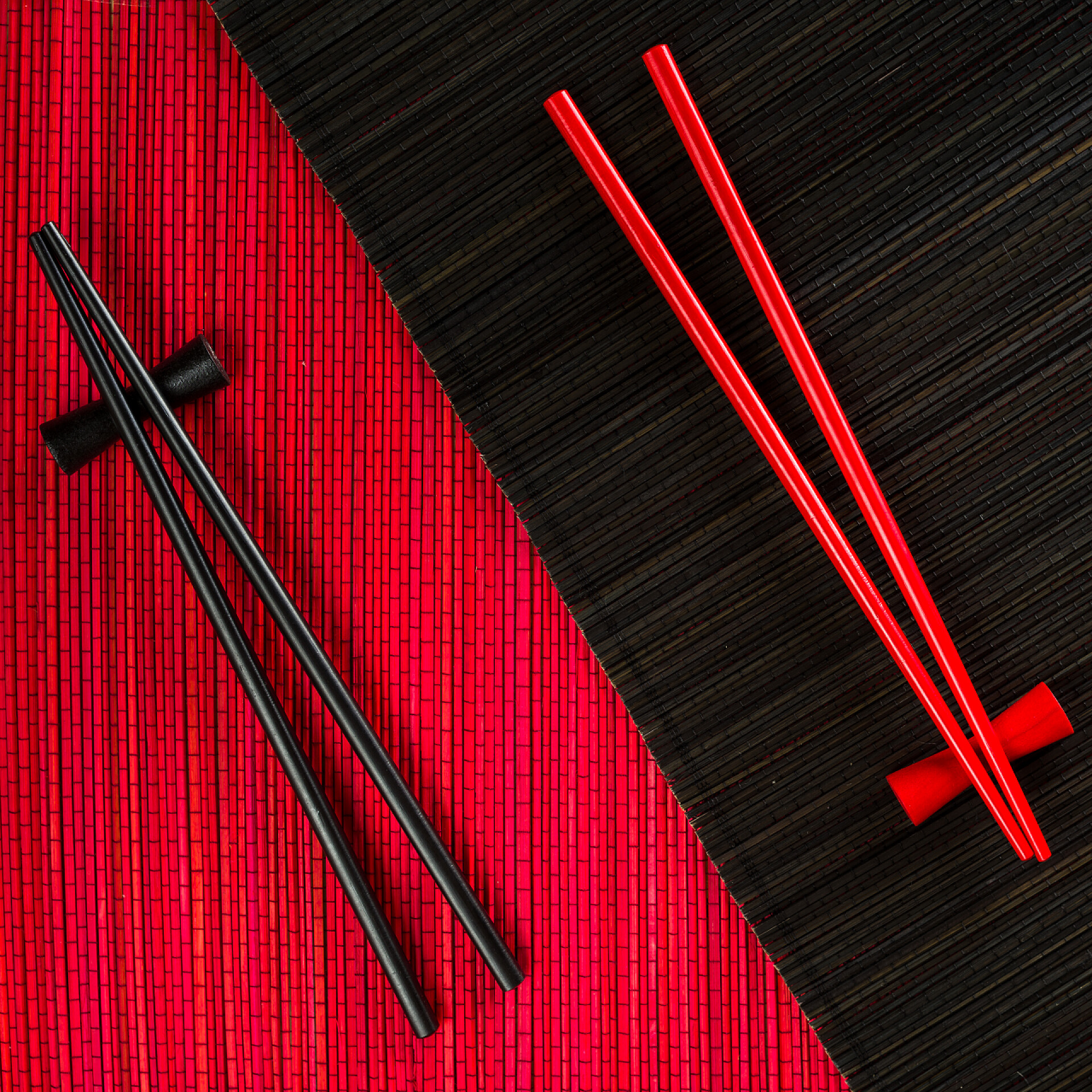 筷子俯视图在竹凉席上筷子