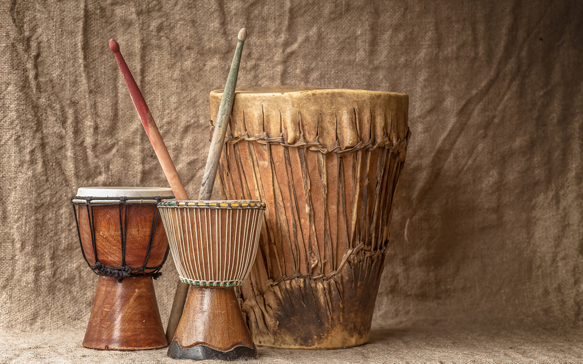 手工制作的非洲鼓树 djembe 鼓