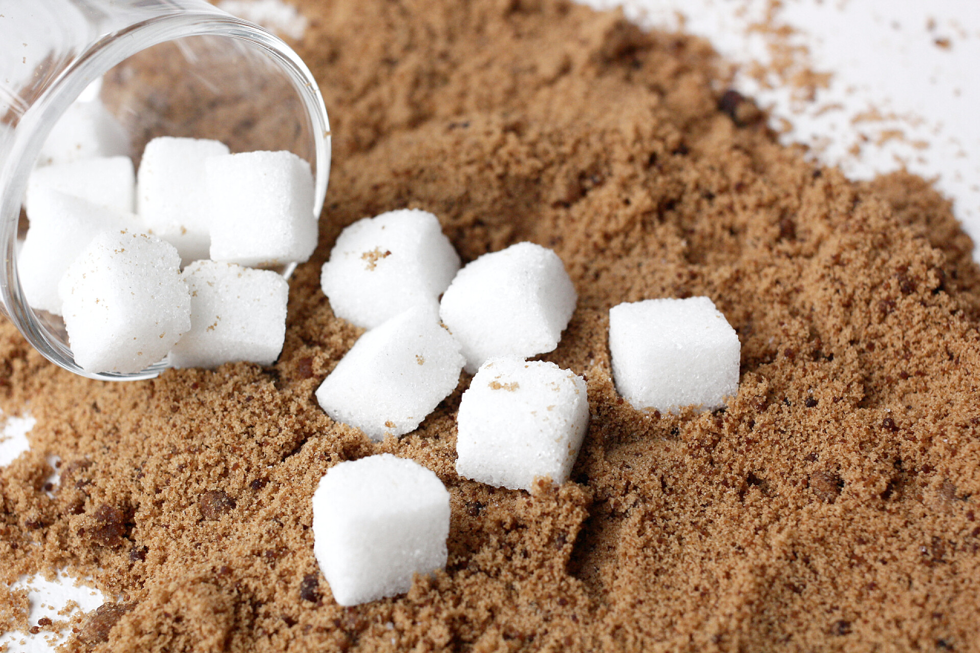 红糖粉末和白糖块红糖