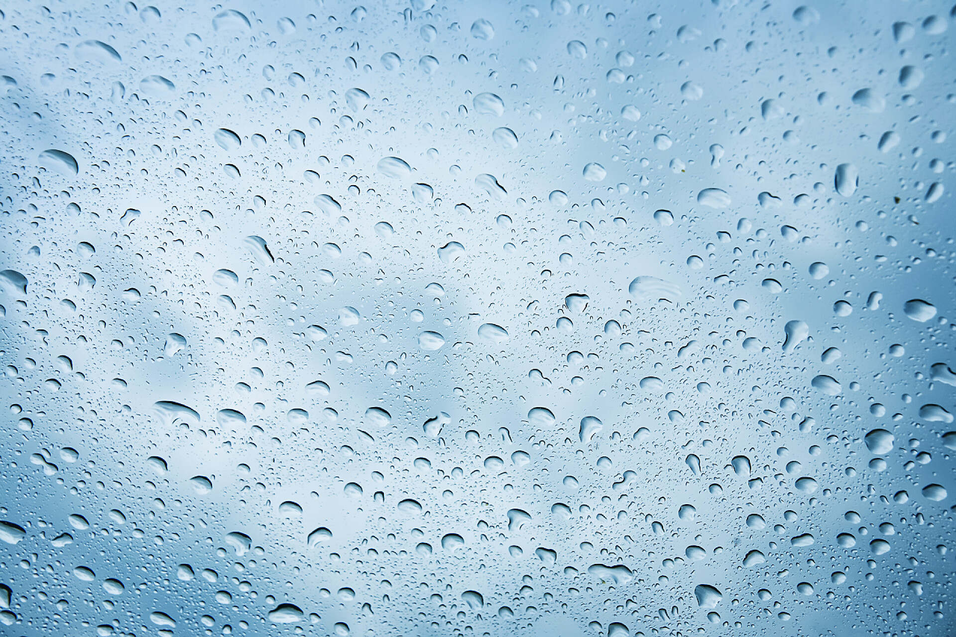 玻璃上的水滴杯子上的水滴