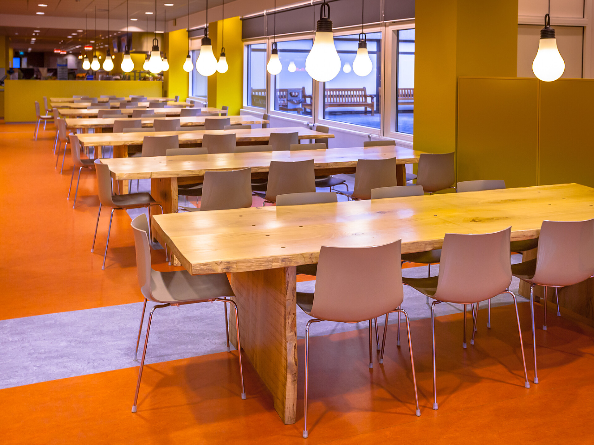 大厅内的食堂桌子现代餐厅