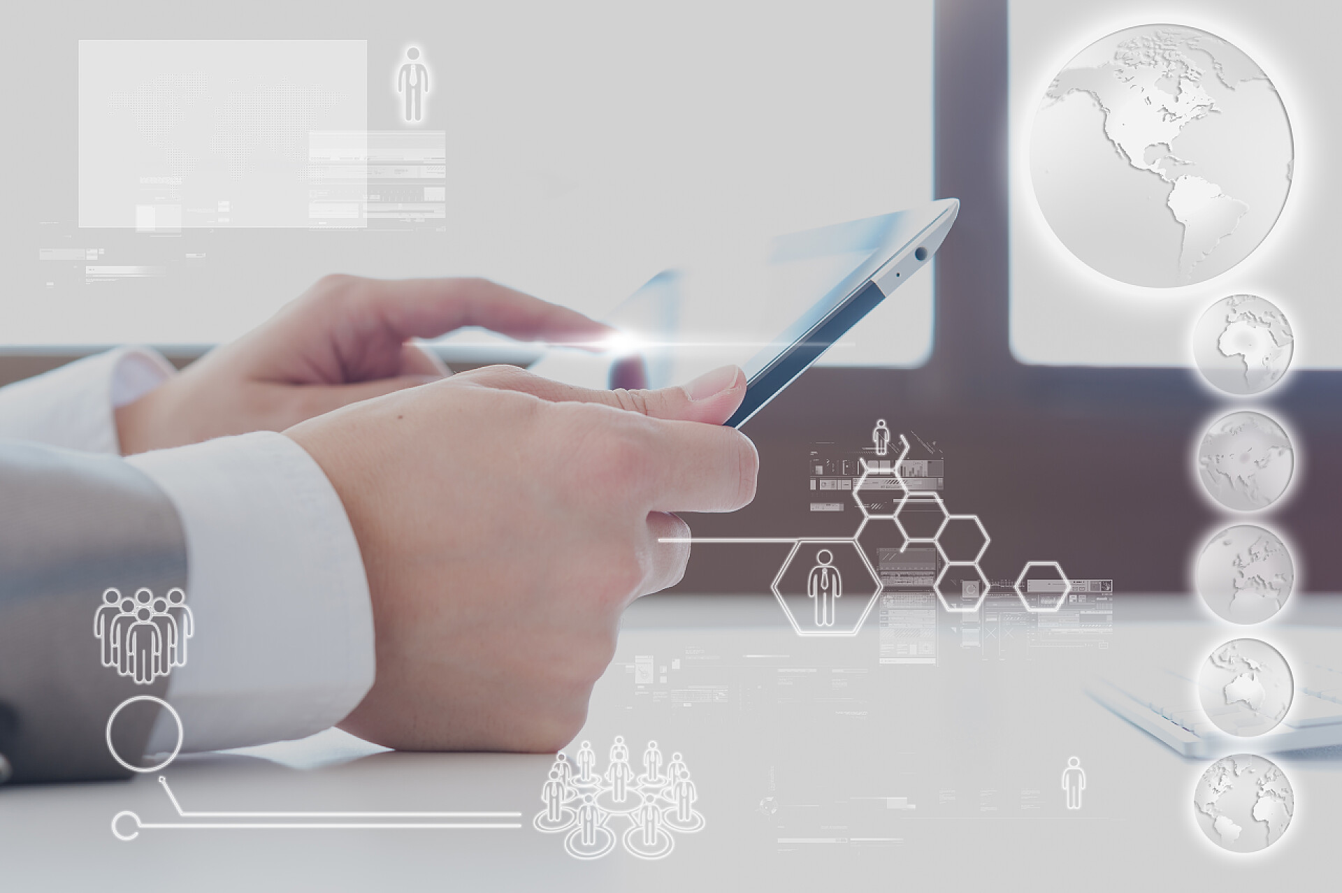 使用平板电脑进行数据分析的商人关闭了现场的商人用数字层电子的平板电脑