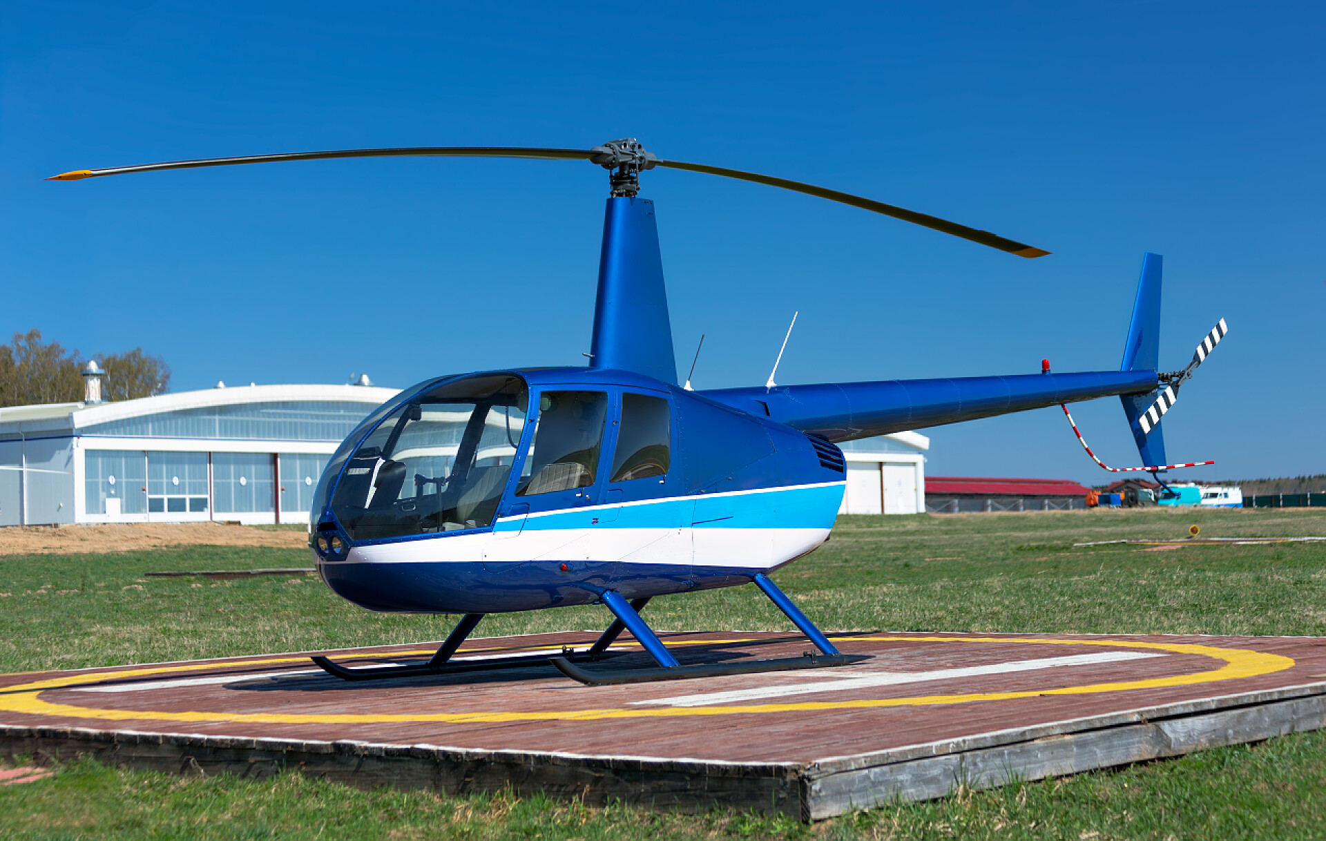 停在草地的直升飞机3.直升机