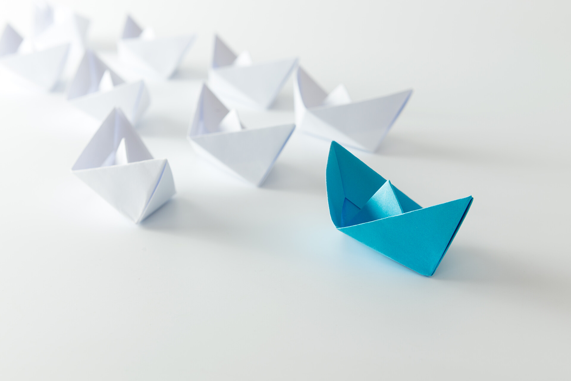 桌上手工制作的纸船领导能力