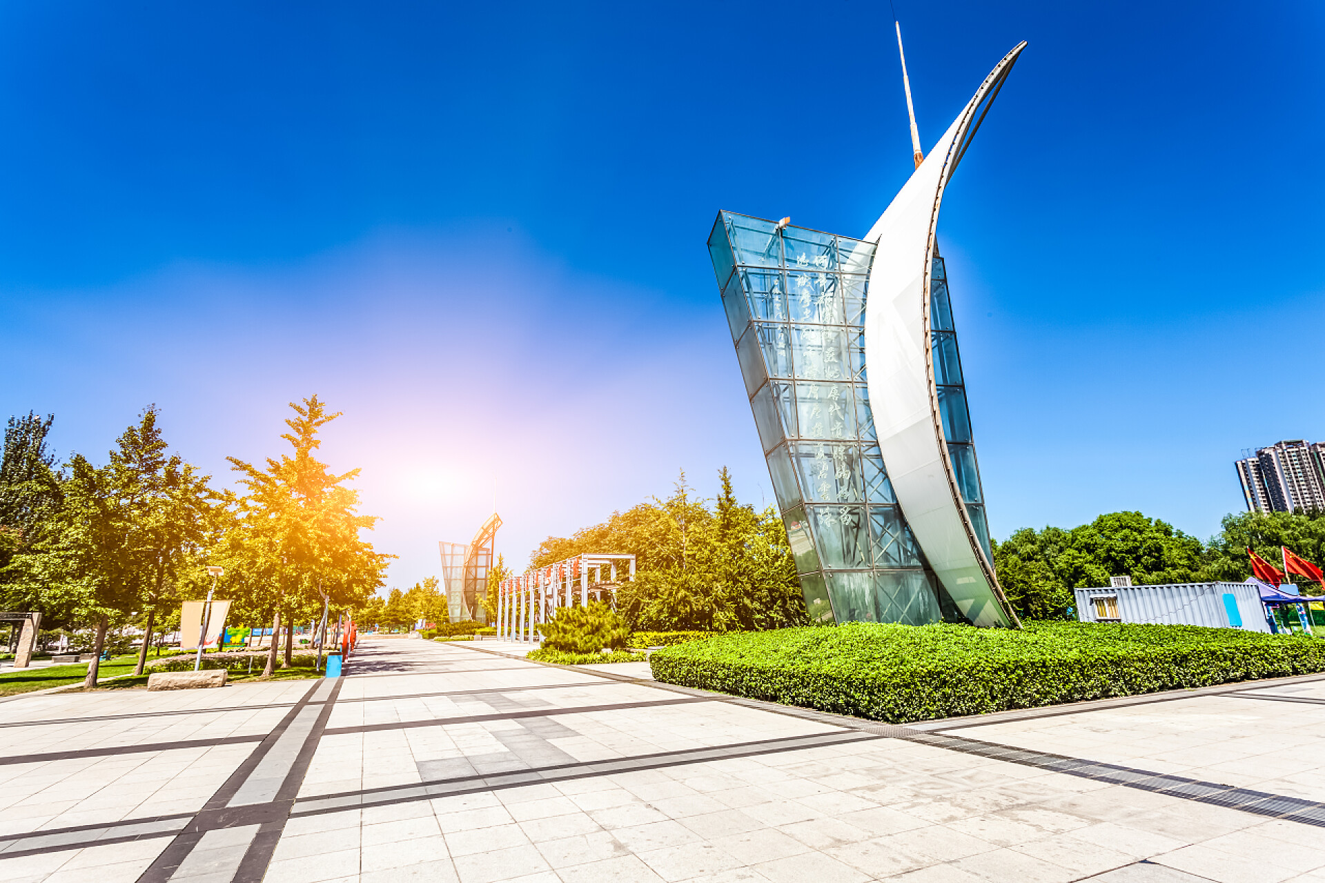 蓝天下的城市建筑在中国的公园