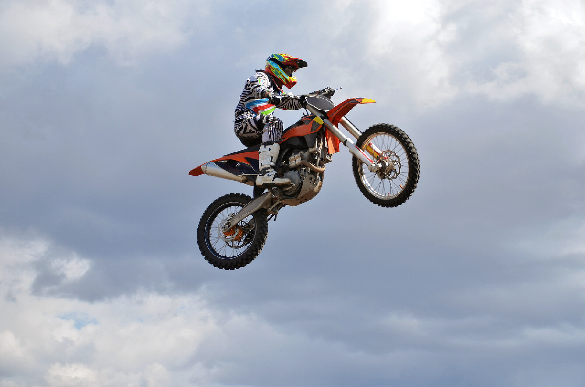 摩托车骑手飞天摩托车越野赛，骑手骑摩托车 Mx 飞