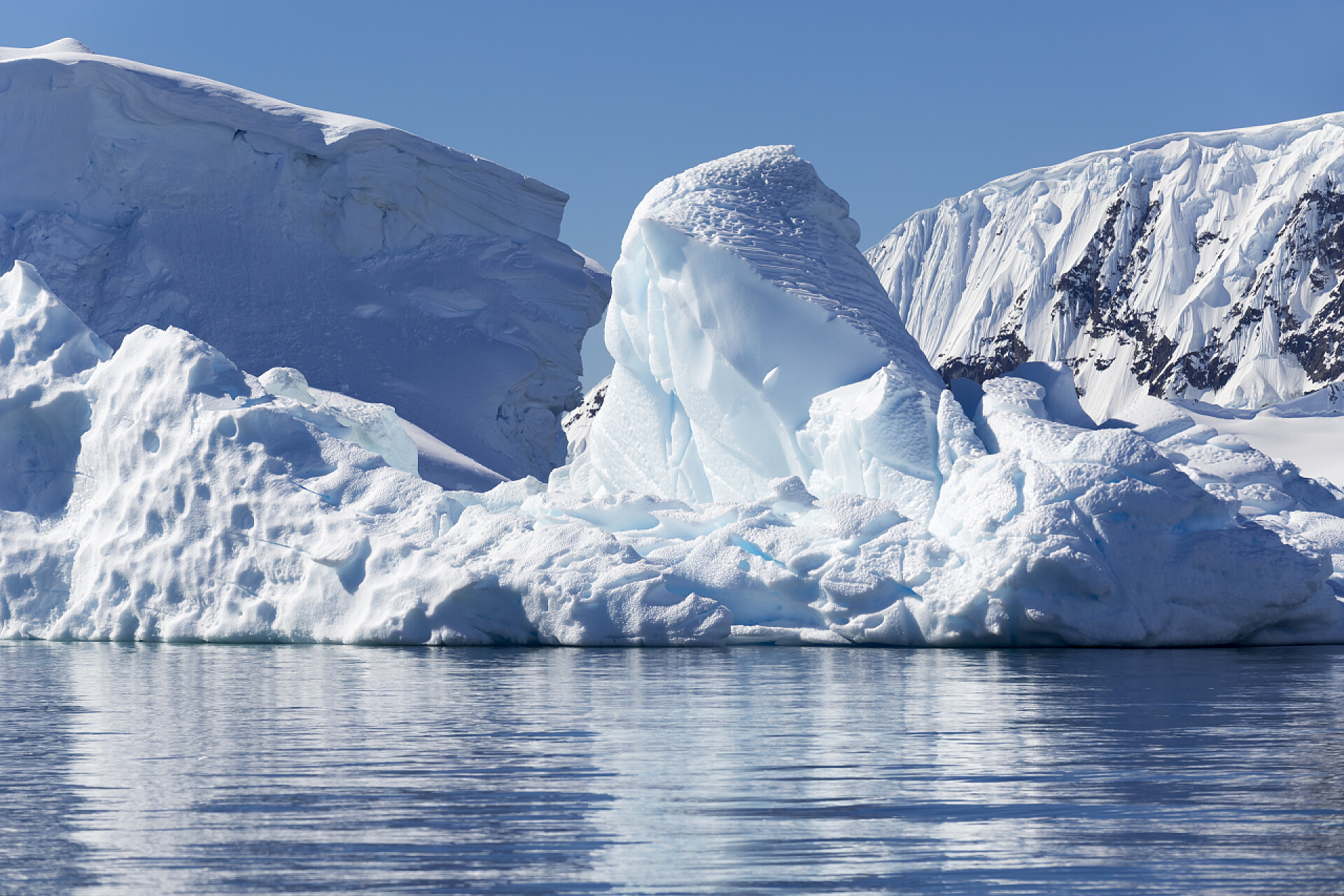 气候变暖冰川融化自然和风景的南极