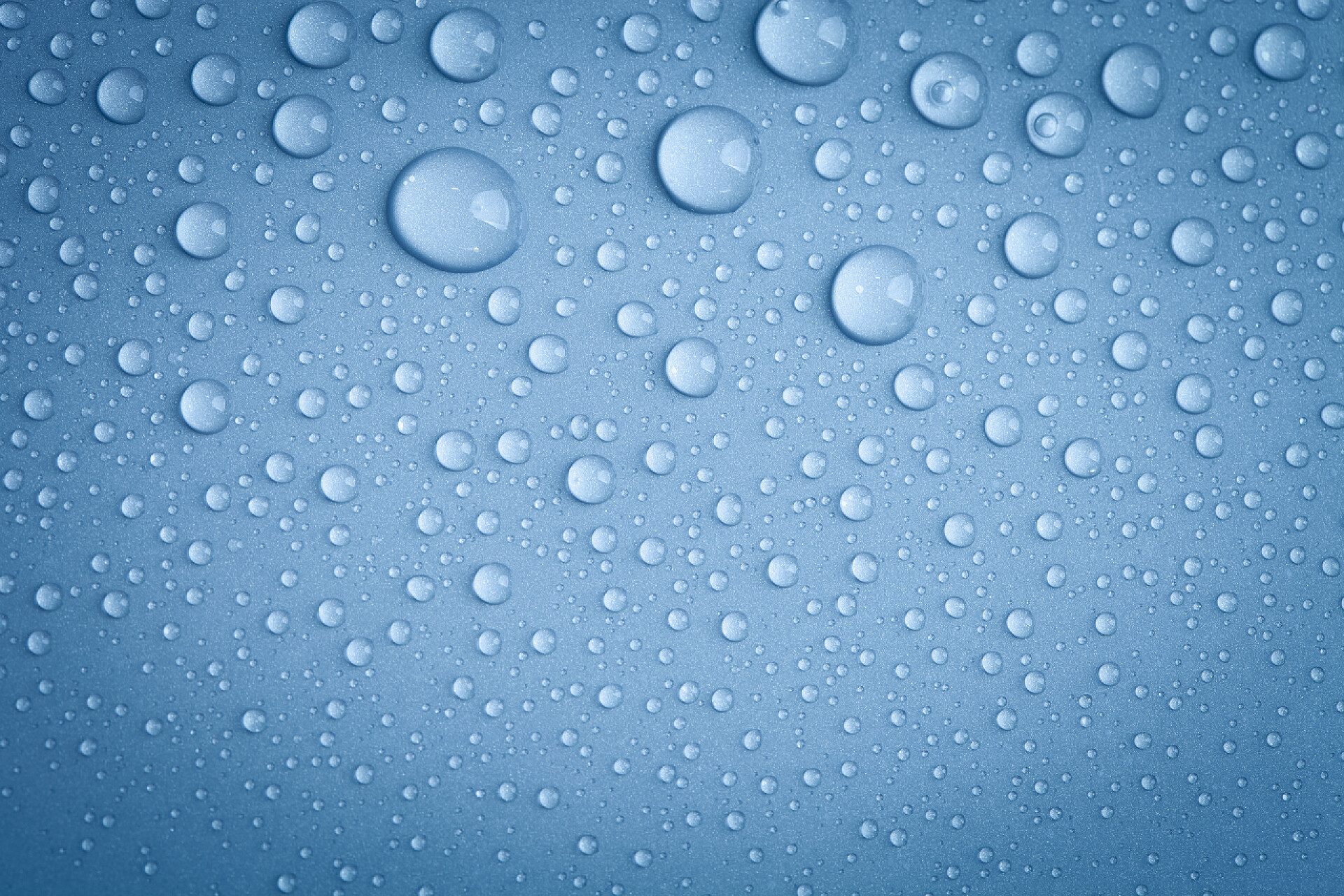 蓝色的墙上有水珠彩色背景上的水珠