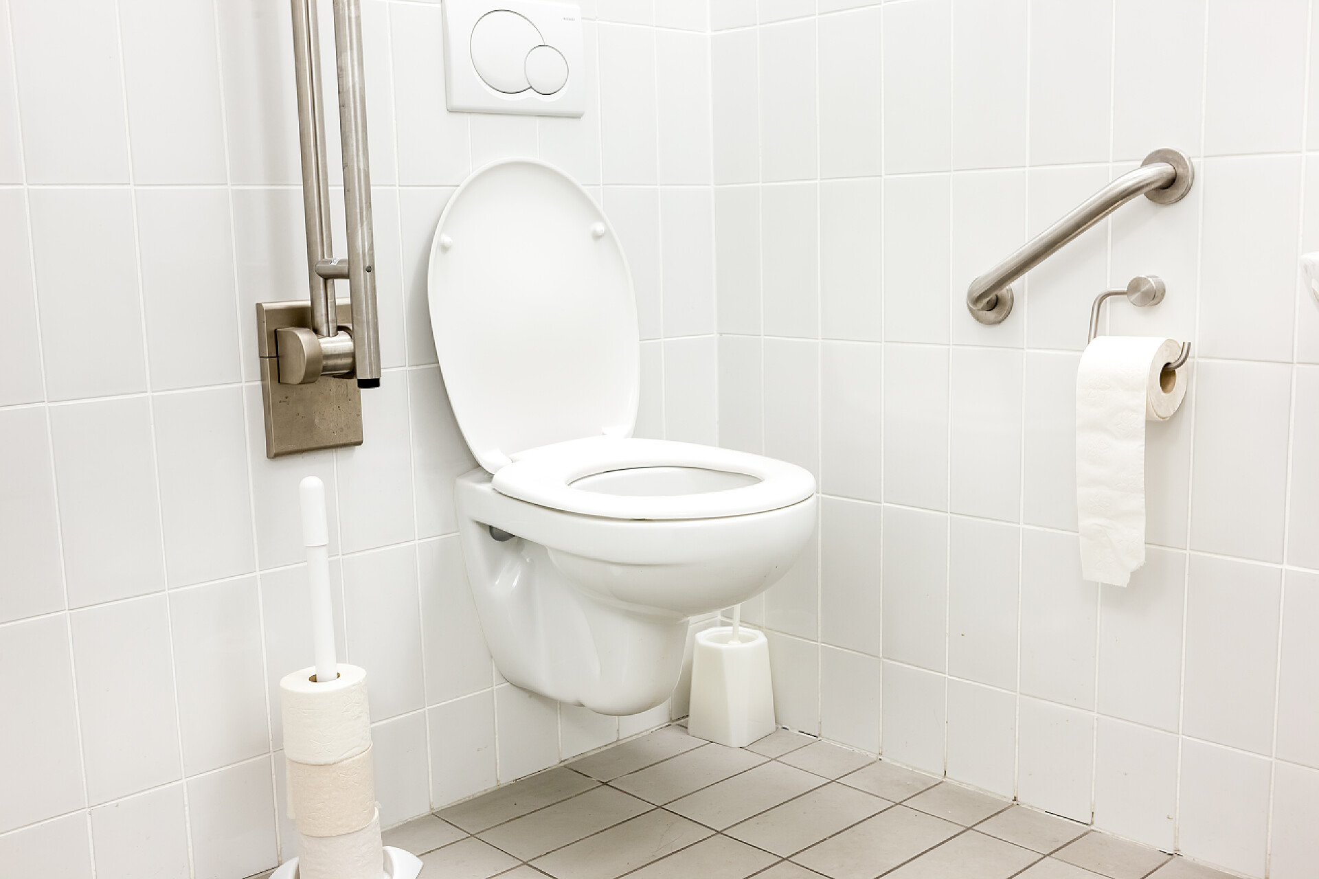 大型建筑大学的残疾人公厕伤残人士的洗手间