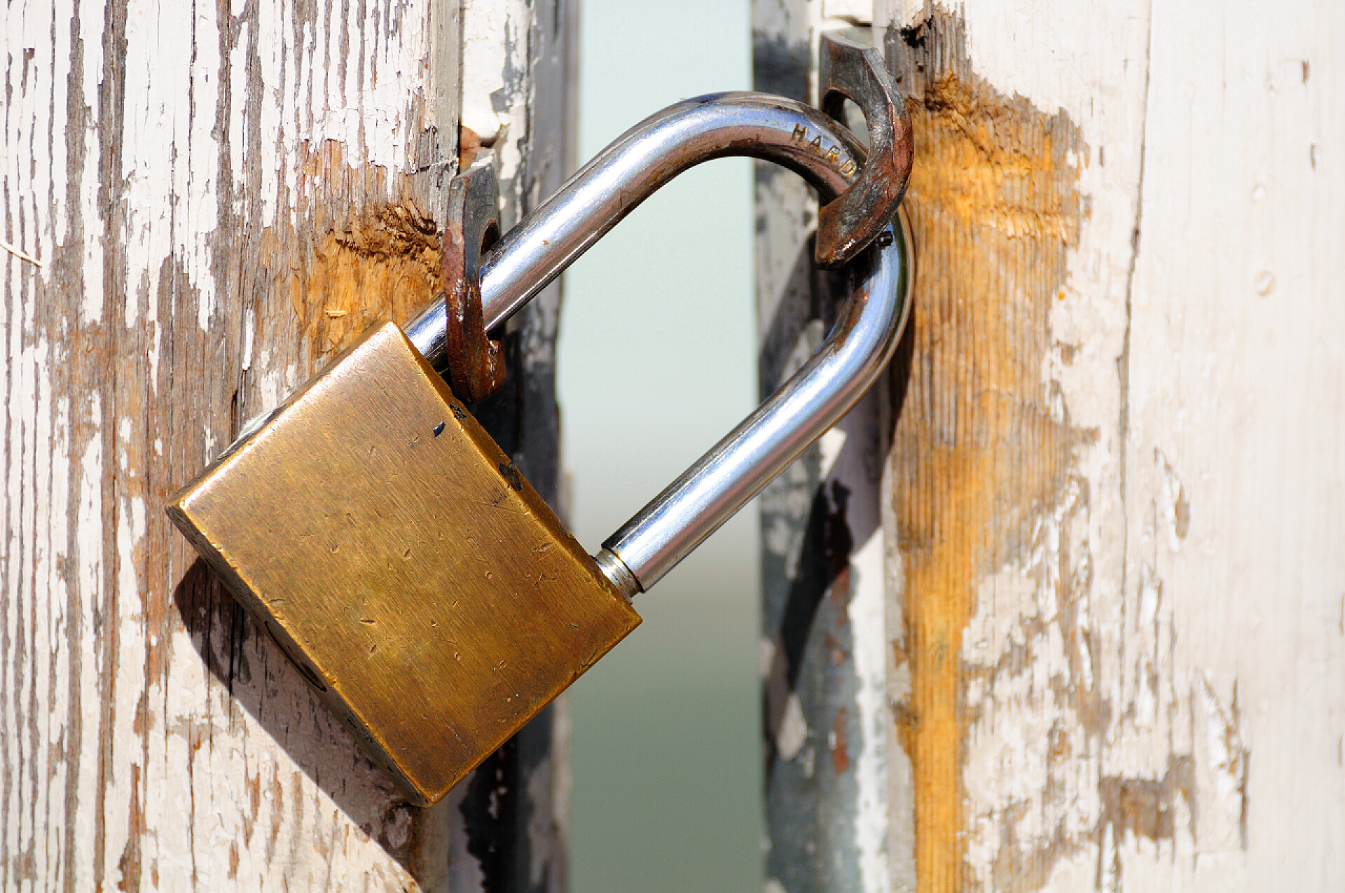 旧木门上的挂锁锁住.