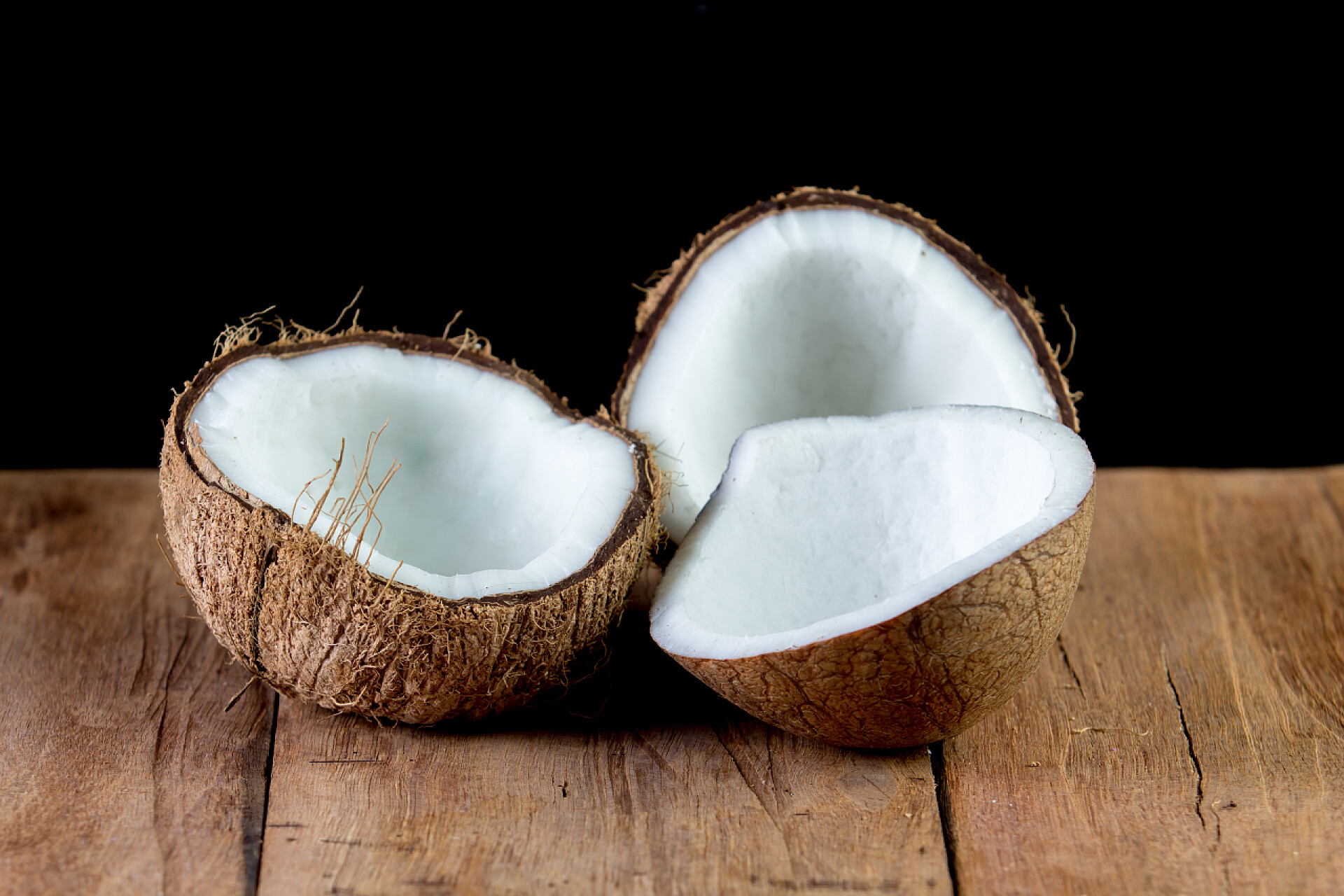 桌子上的椰子肉水疗套