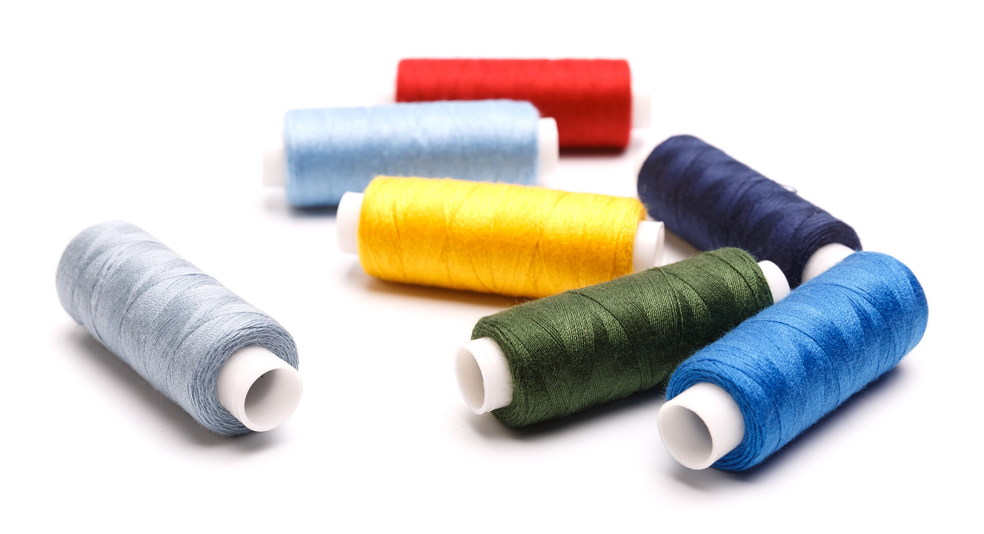 白色背景上的线圈线圈与线程