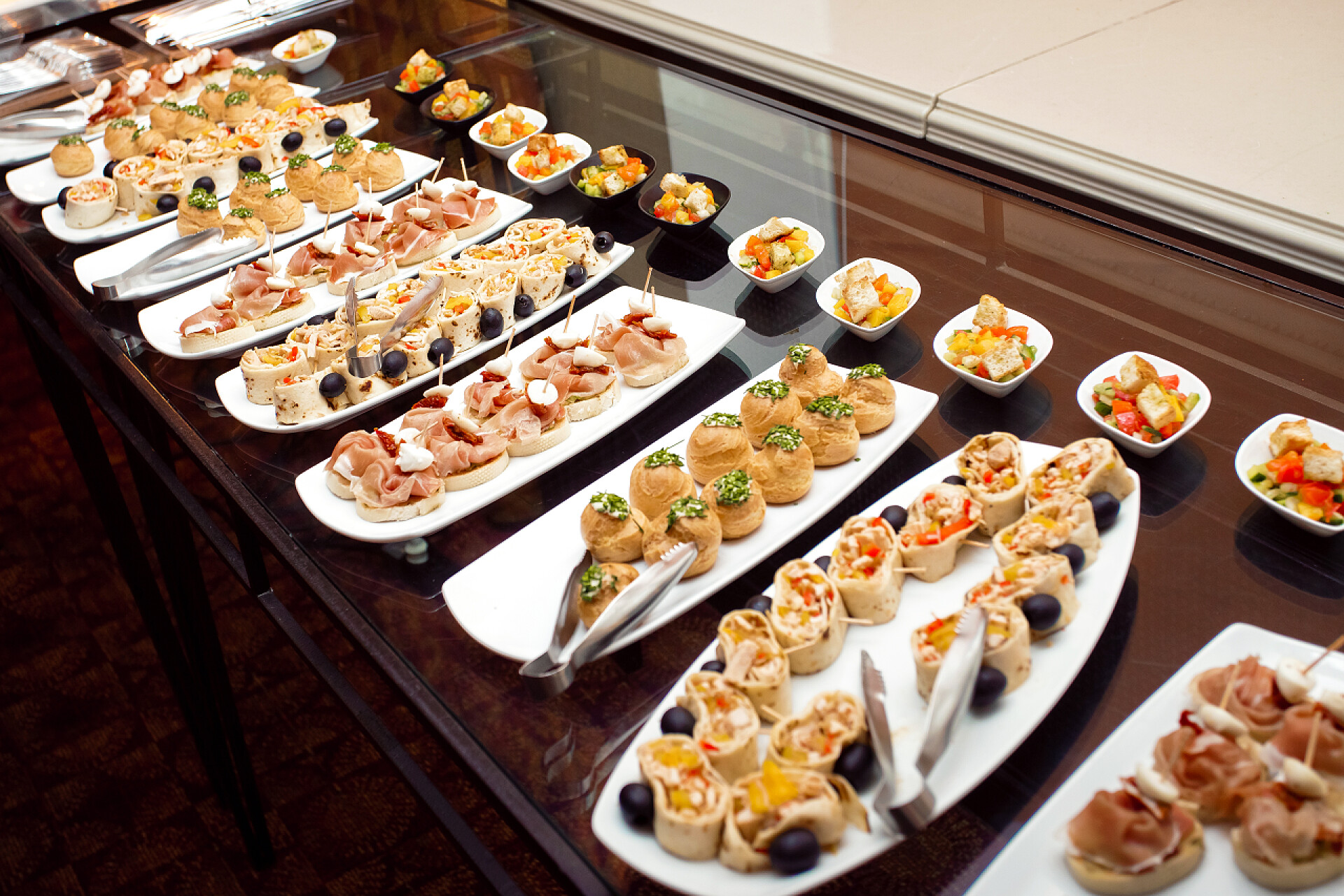 酒店餐桌上的美食酒店早餐