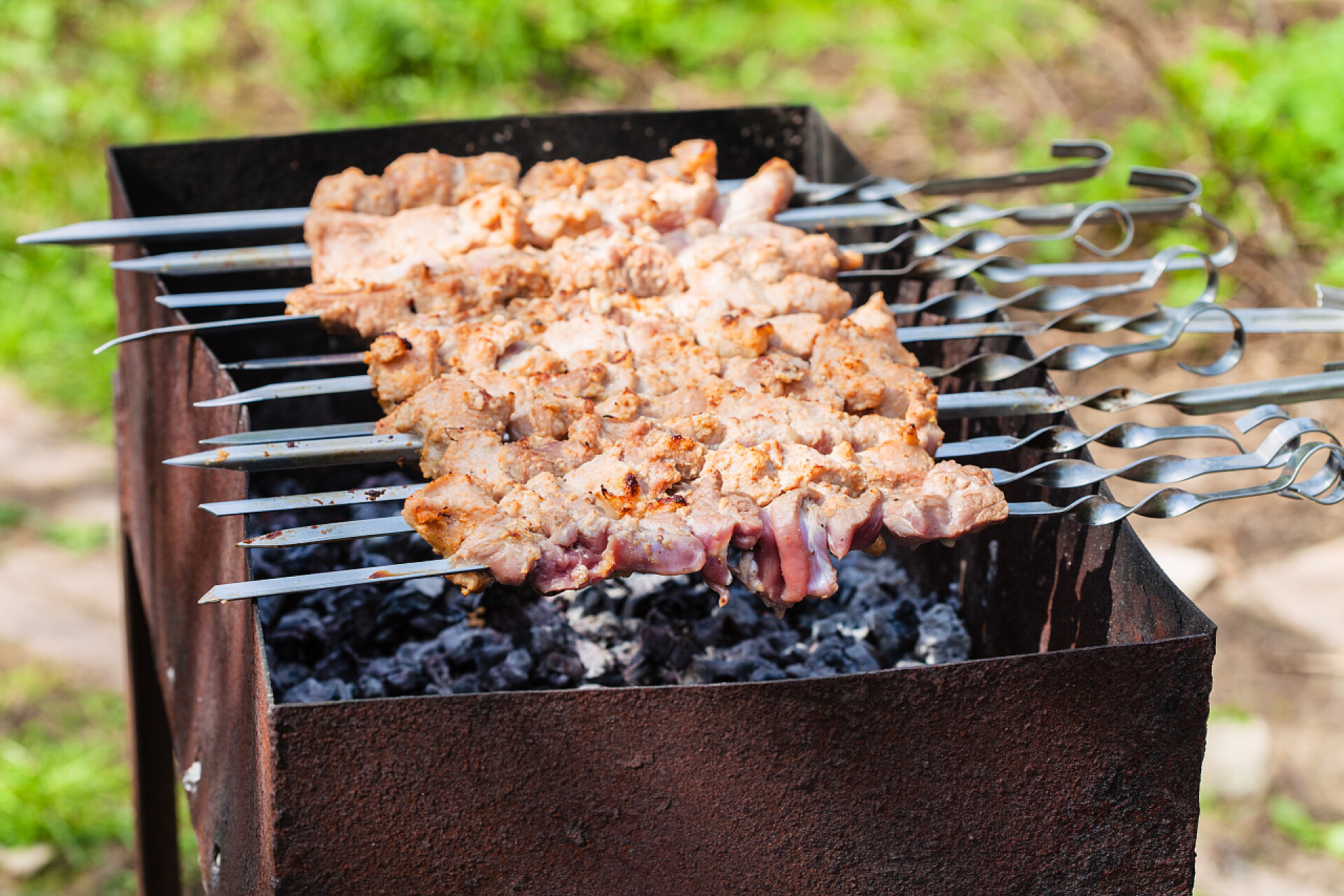 在室外烧烤在后院烧烤羊肉串扦子