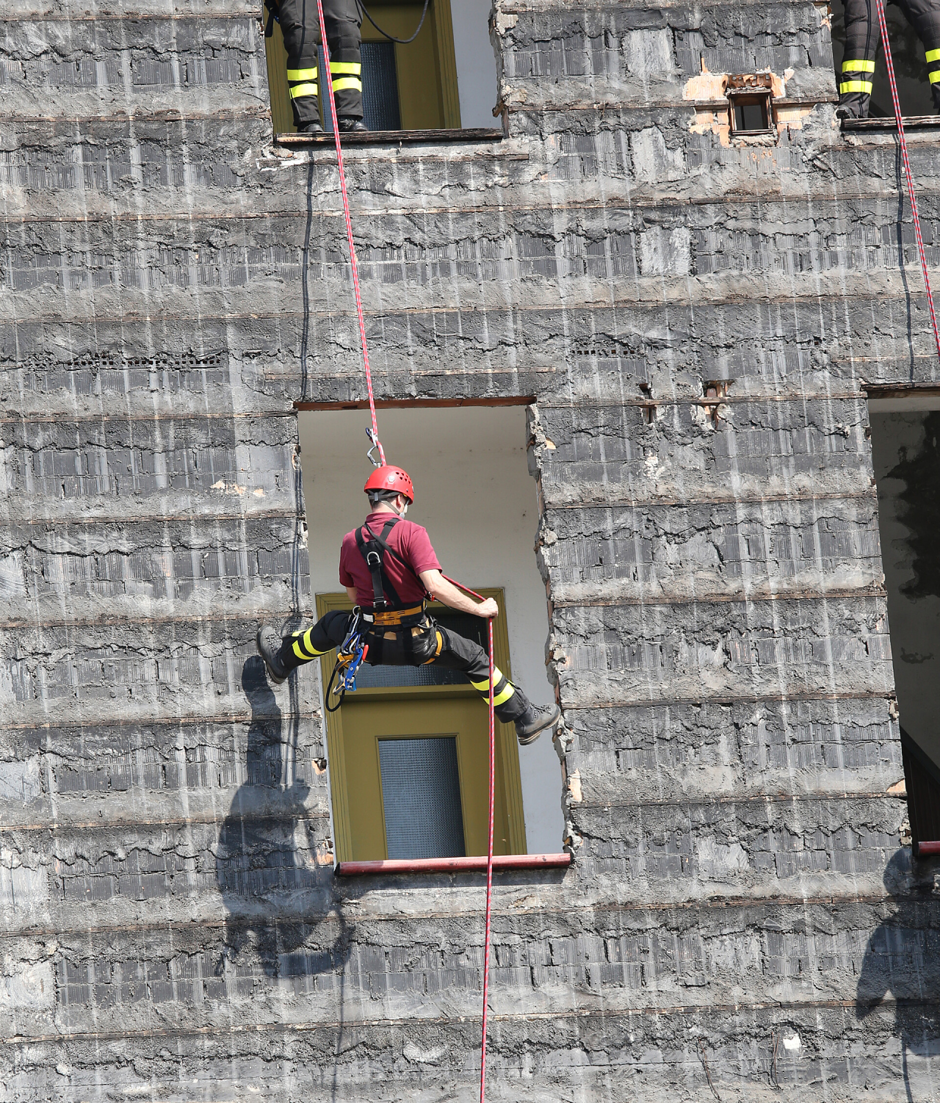 消防队员在消防站锻炼登山者在消防局地理与资源管理学运动过程中的消防员