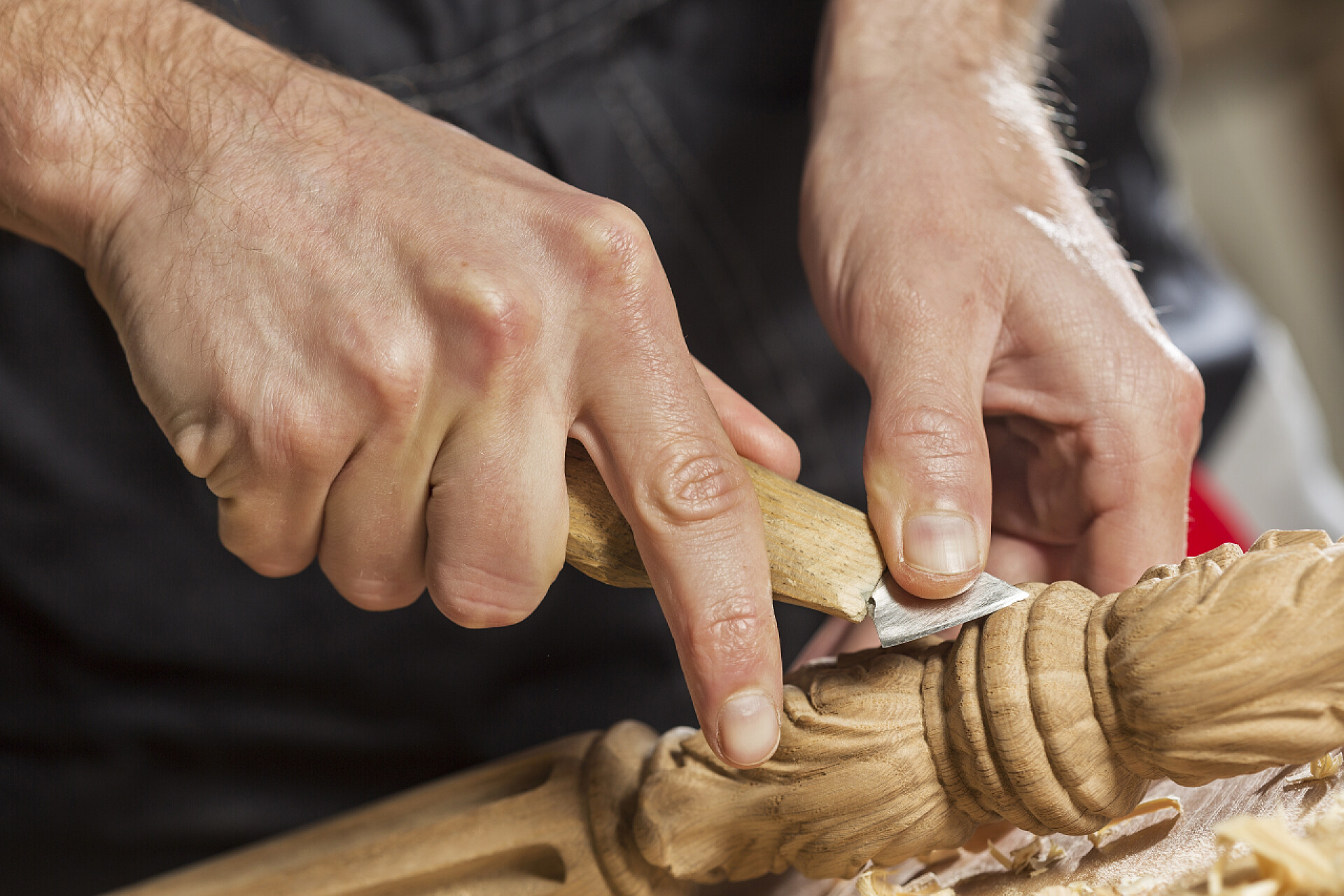 雕刻师在雕刻木头木匠在工作